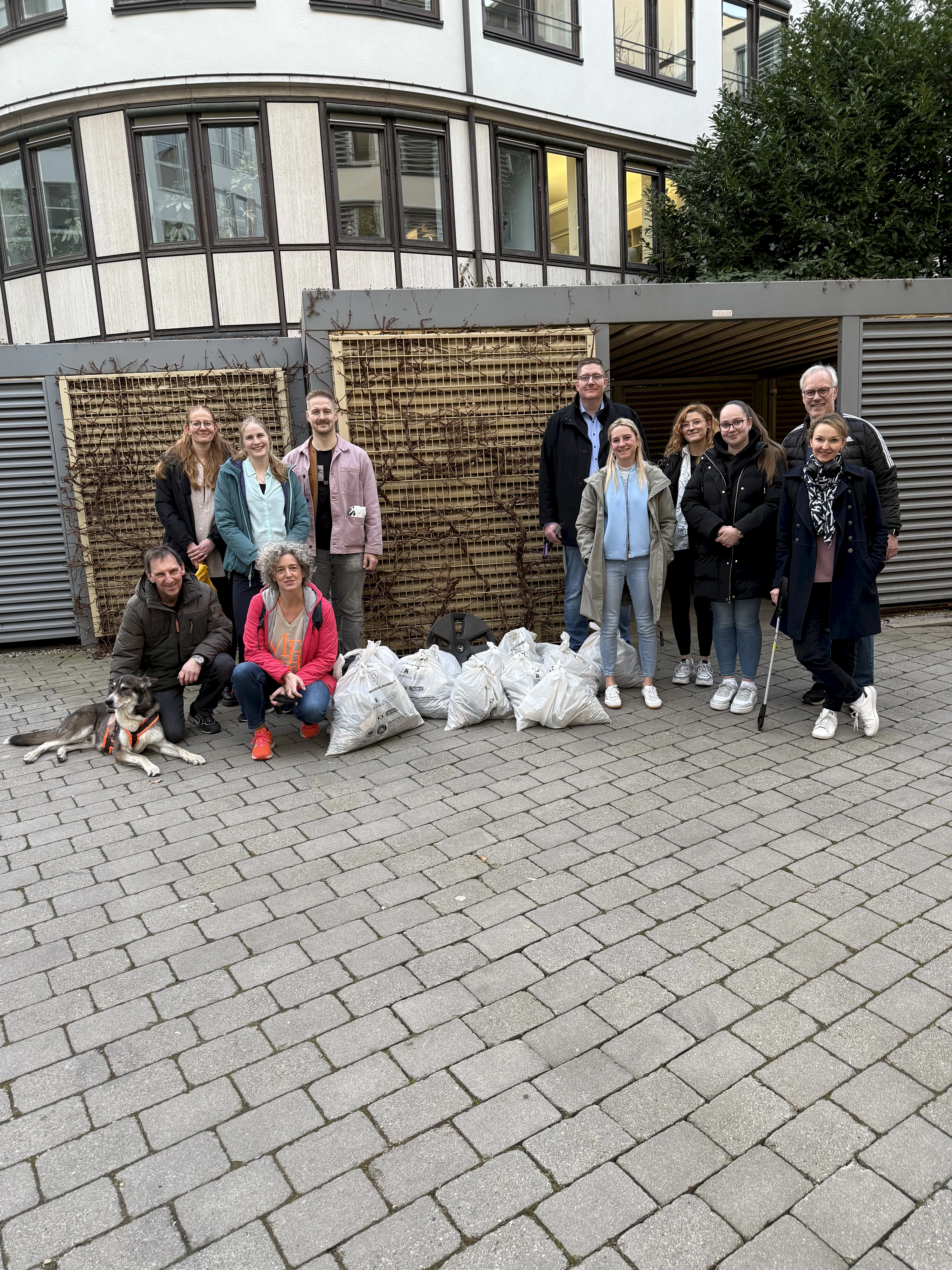 Ein Teil des Aufräum-Teams mit der "Beute"