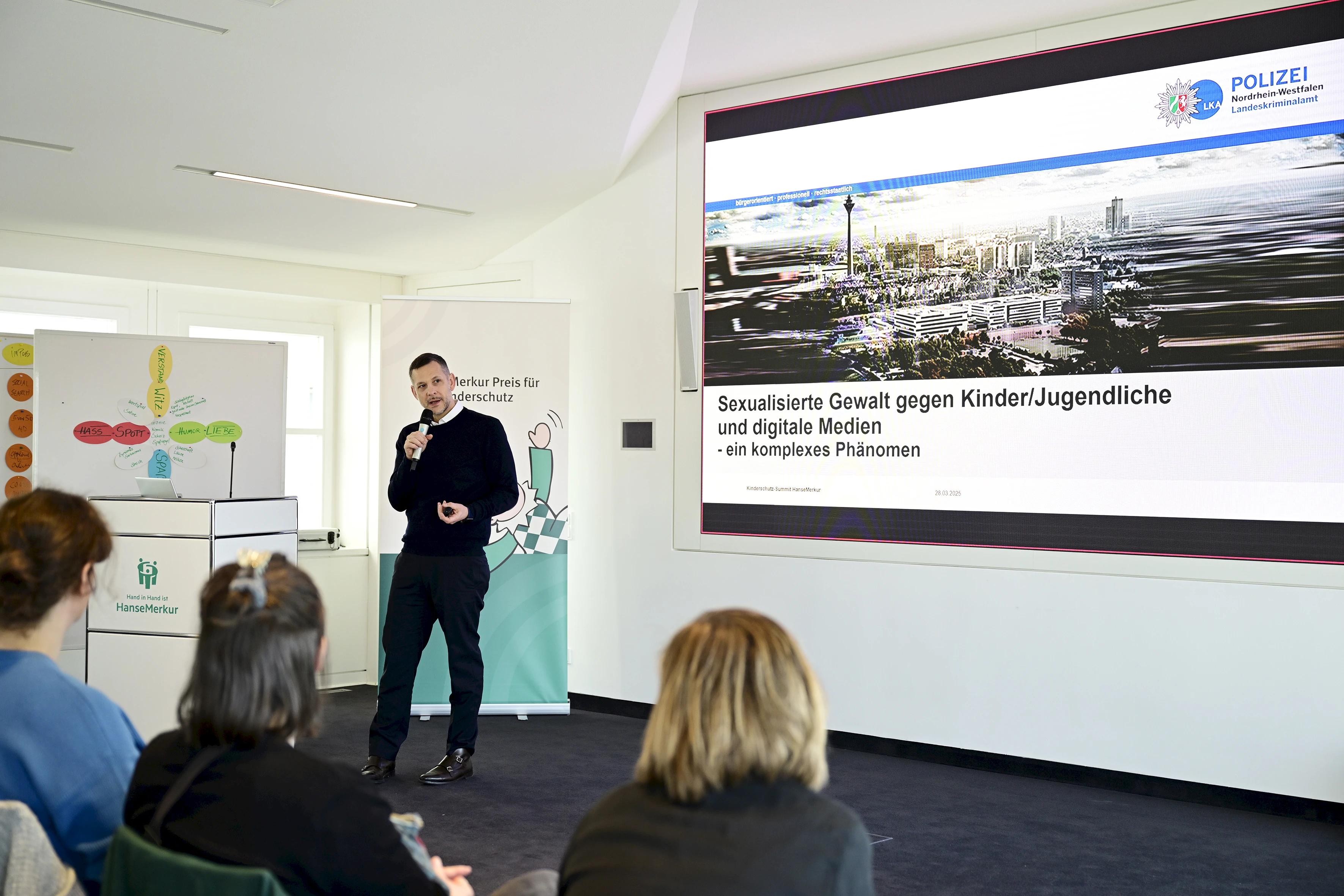 Sven Schneider (Landeskriminalamt Nordrhein-Westfahlen) zeigte den Umfang sexualisierter Gewalt im Internet auf und gab Tipps, um Täterstrategien präventiv entgegenzuwirken.