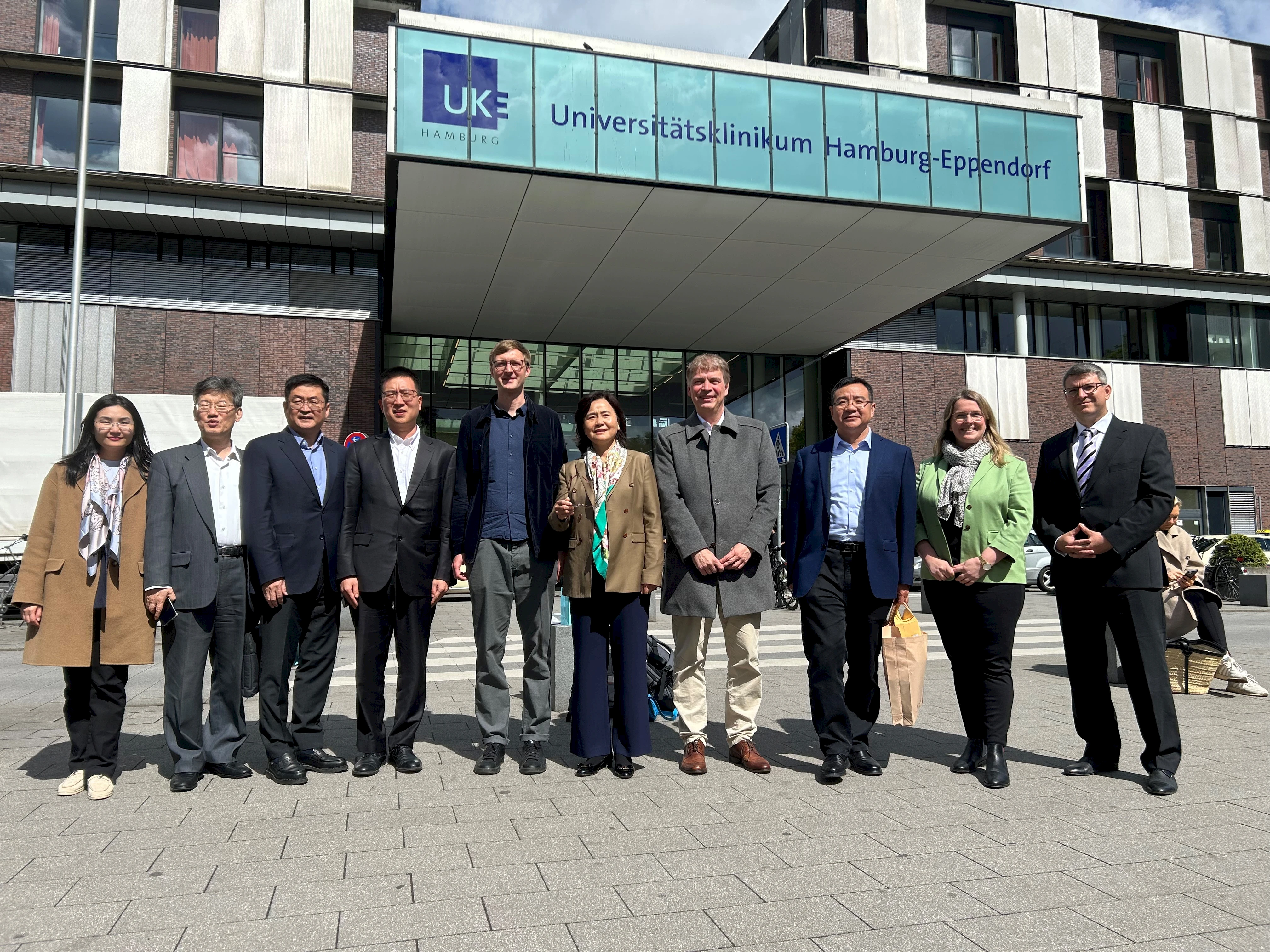 Gruppenfoto mit der NATCM-Direktorin Prof. Yu Yanhong (Mitte).