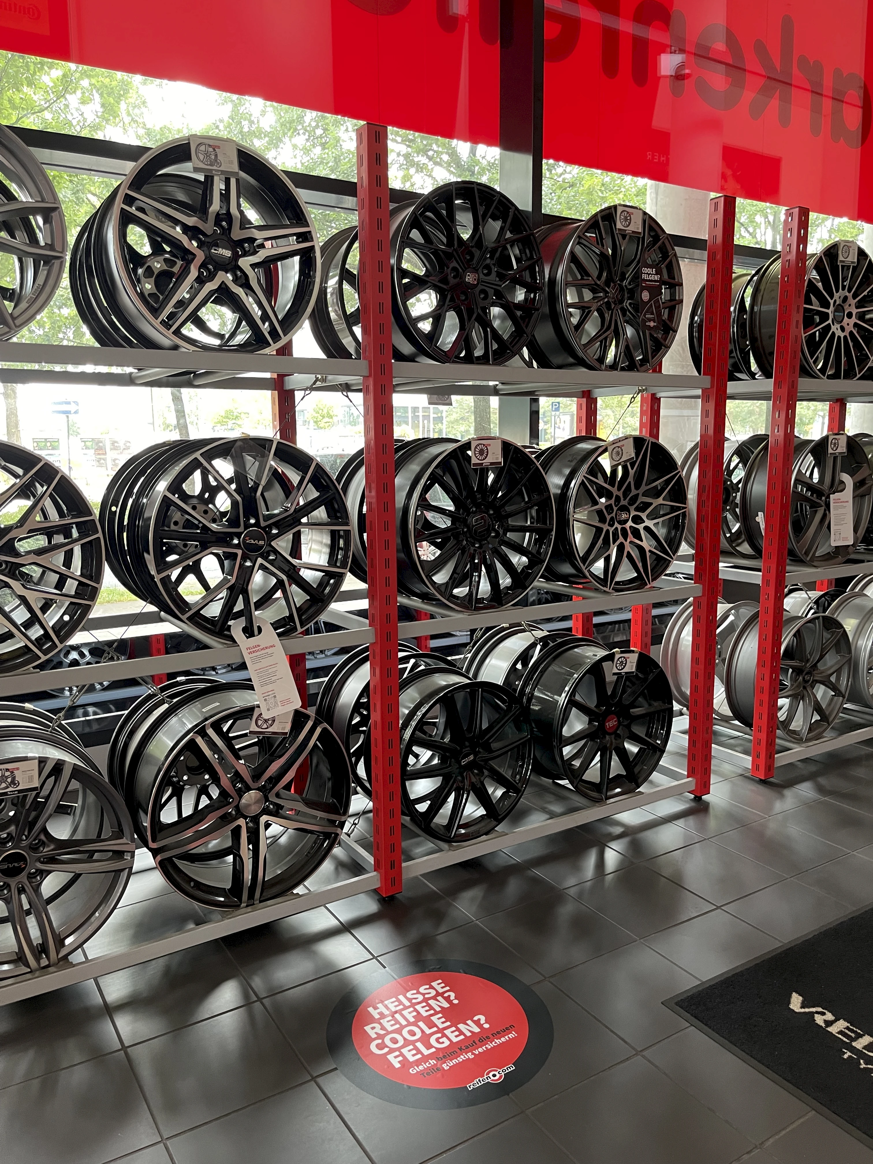 Filiale von reifen.com am Friedrich-Ebert-Damm in Hamburg