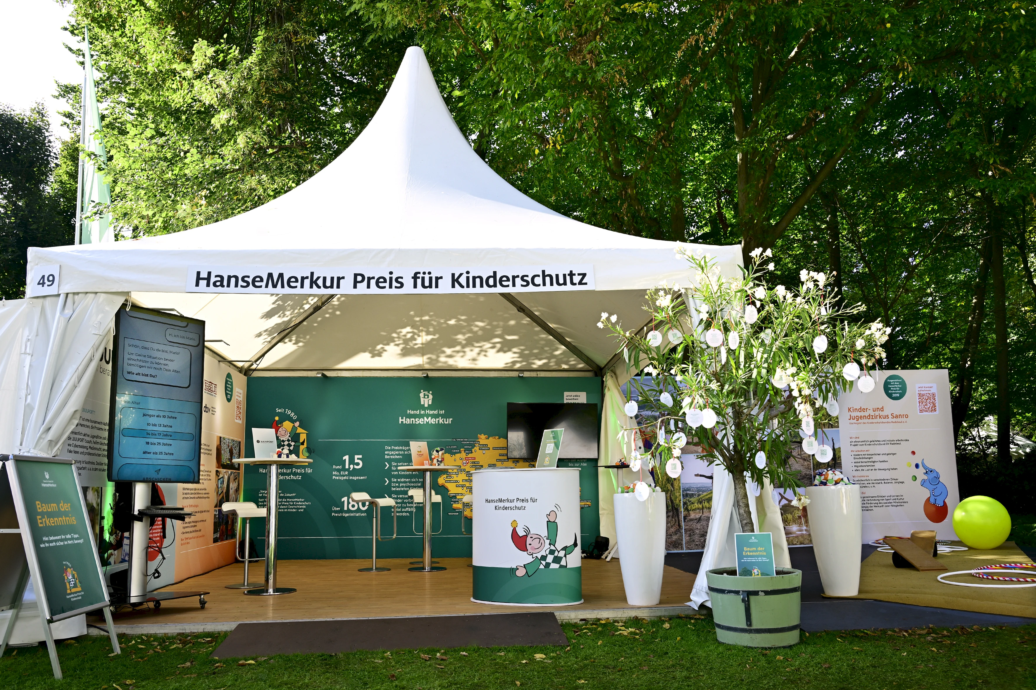 Der Stand der HanseMerkur auf dem Bürgerfest des Bundespräsidenten.
