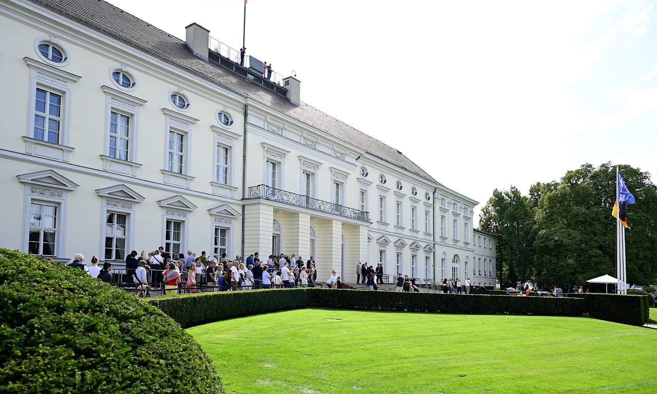 Großer Andrang vor dem Schloss Bellevue zum Tag des offenen Schlosses