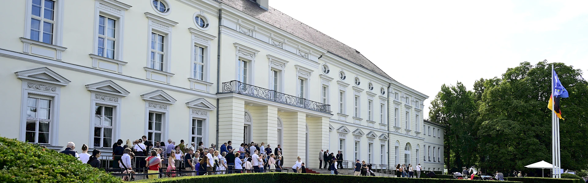 Großer Andrang vor dem Schloss Bellevue zum Tag des offenen Schlosses