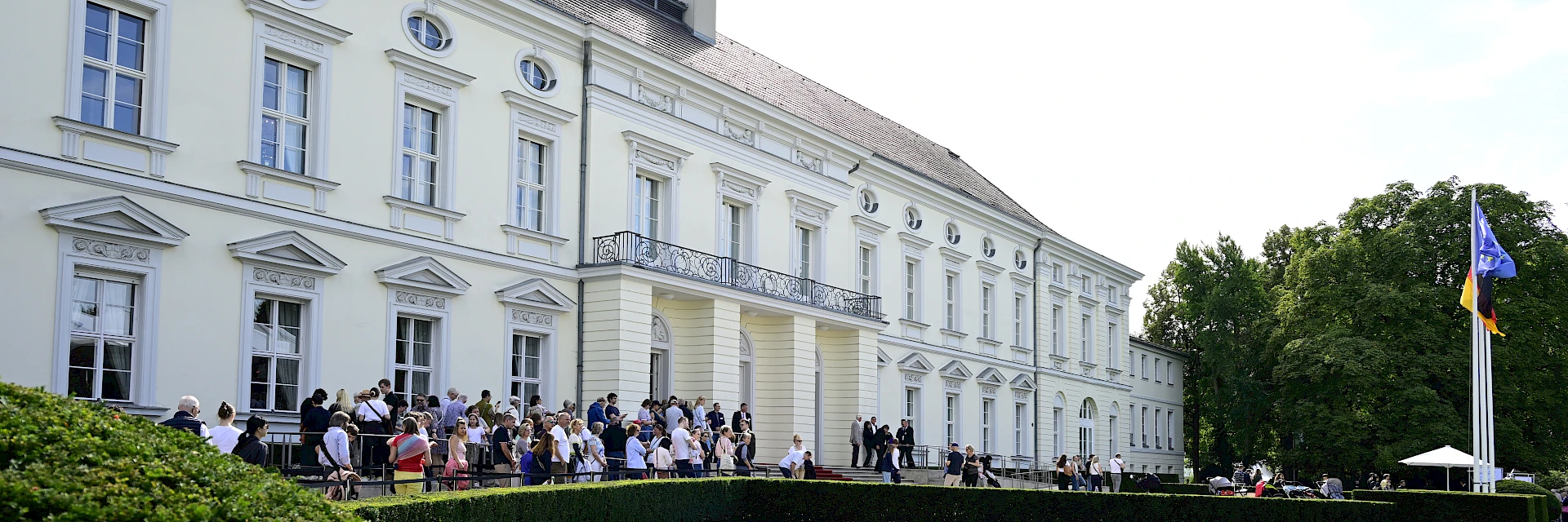 Großer Andrang vor dem Schloss Bellevue zum Tag des offenen Schlosses