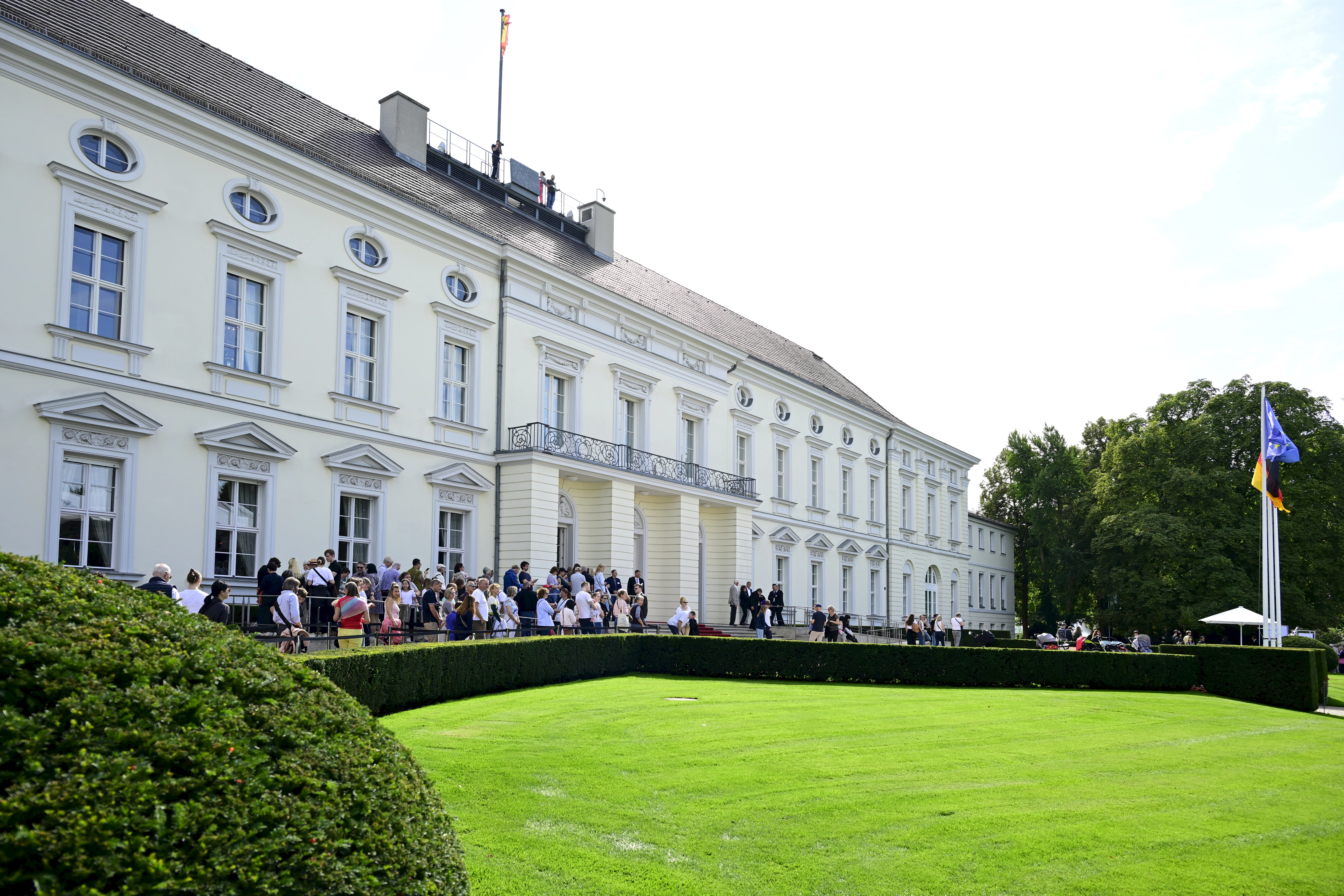Großer Andrang vor dem Schloss Bellevue zum Tag des offenen Schlosses