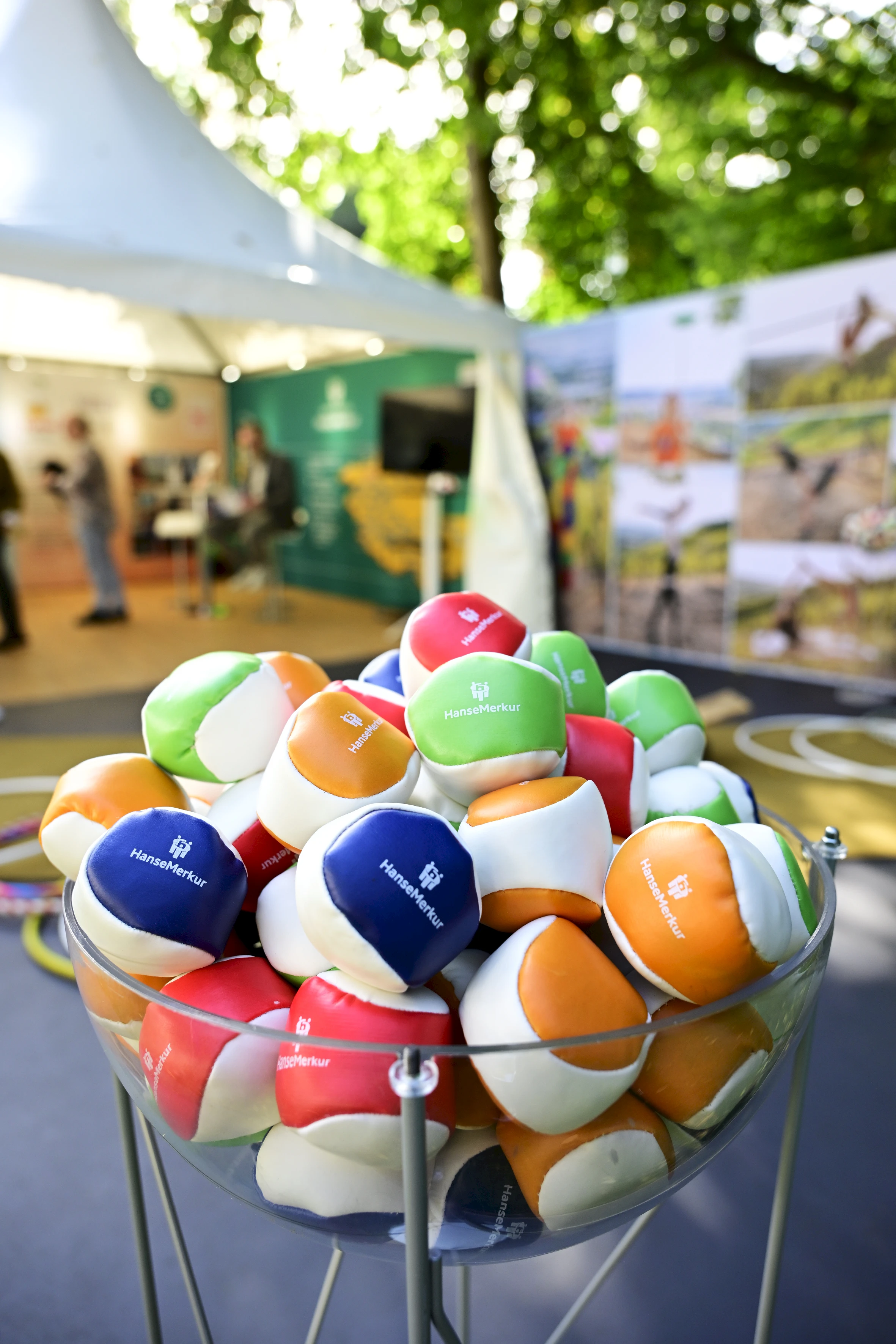 Die HanseMerkur-Jonglierbälle kamen bei Groß und Klein gut an