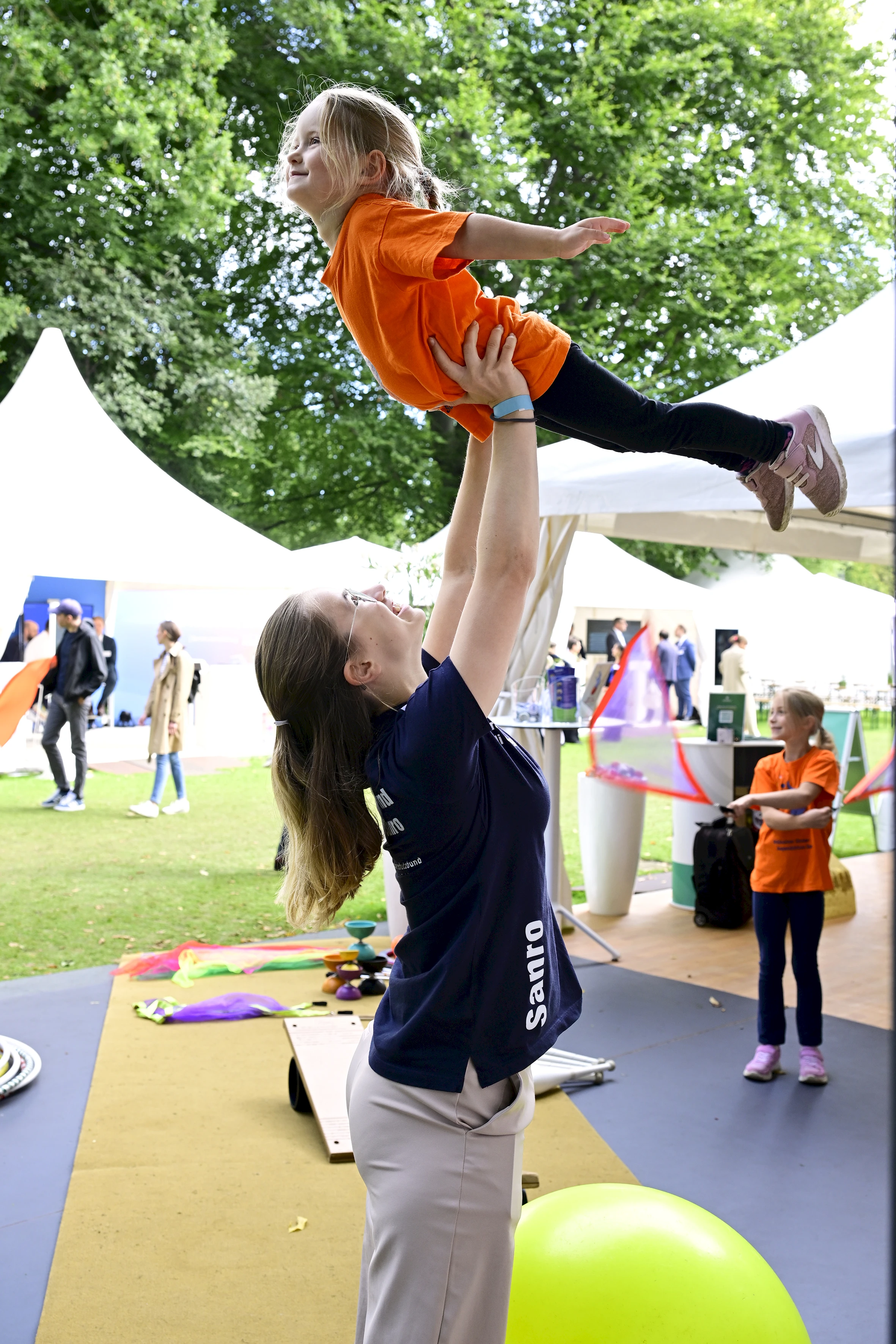 Akrobatik im Schlosspark Bellevue: Der Kinder- und Jugendzirkus Sanro/DKSB Radebeul