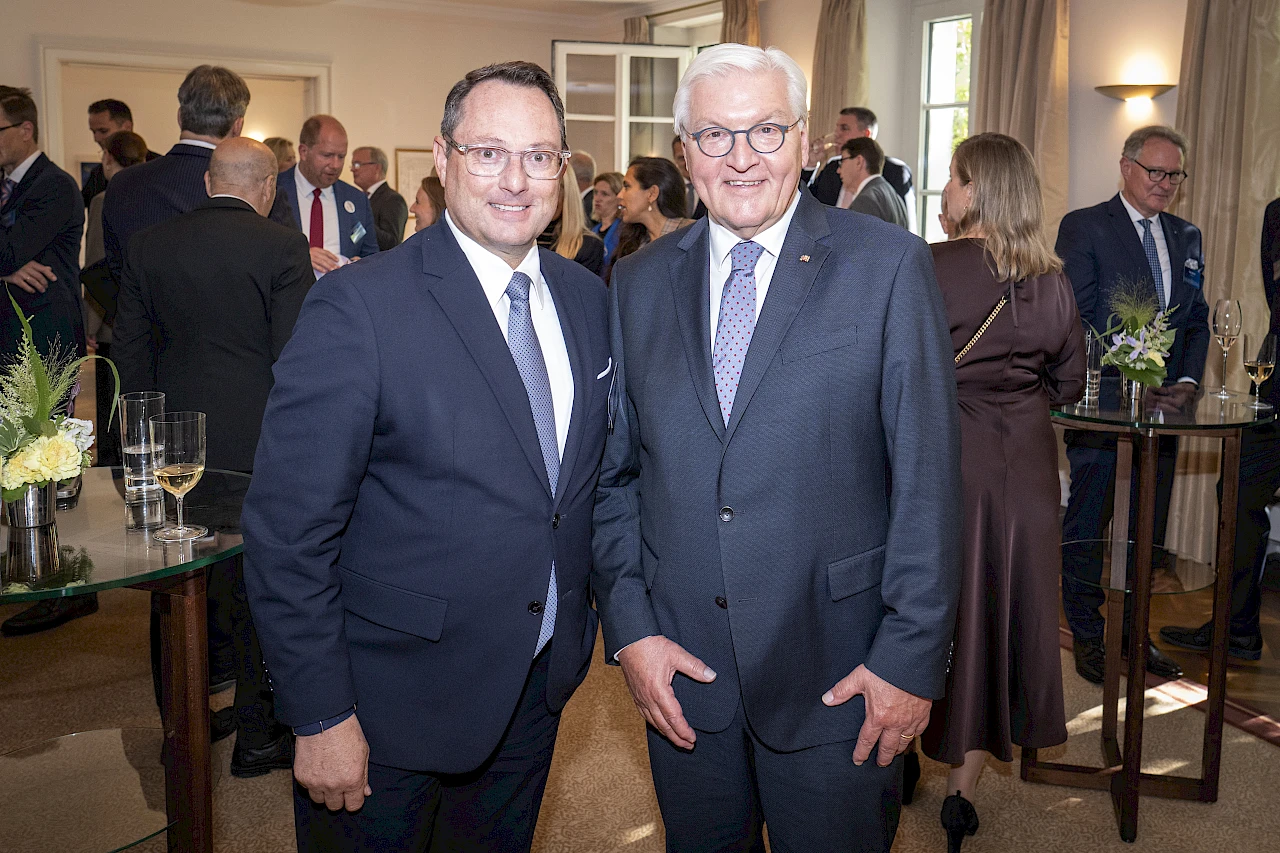 Eric Bussert, Vorstand Vertrieb und Marketing bei der HanseMerkur, traf Bundespräsident Frank-Walter Steinmeier auf dem Bürgerfest