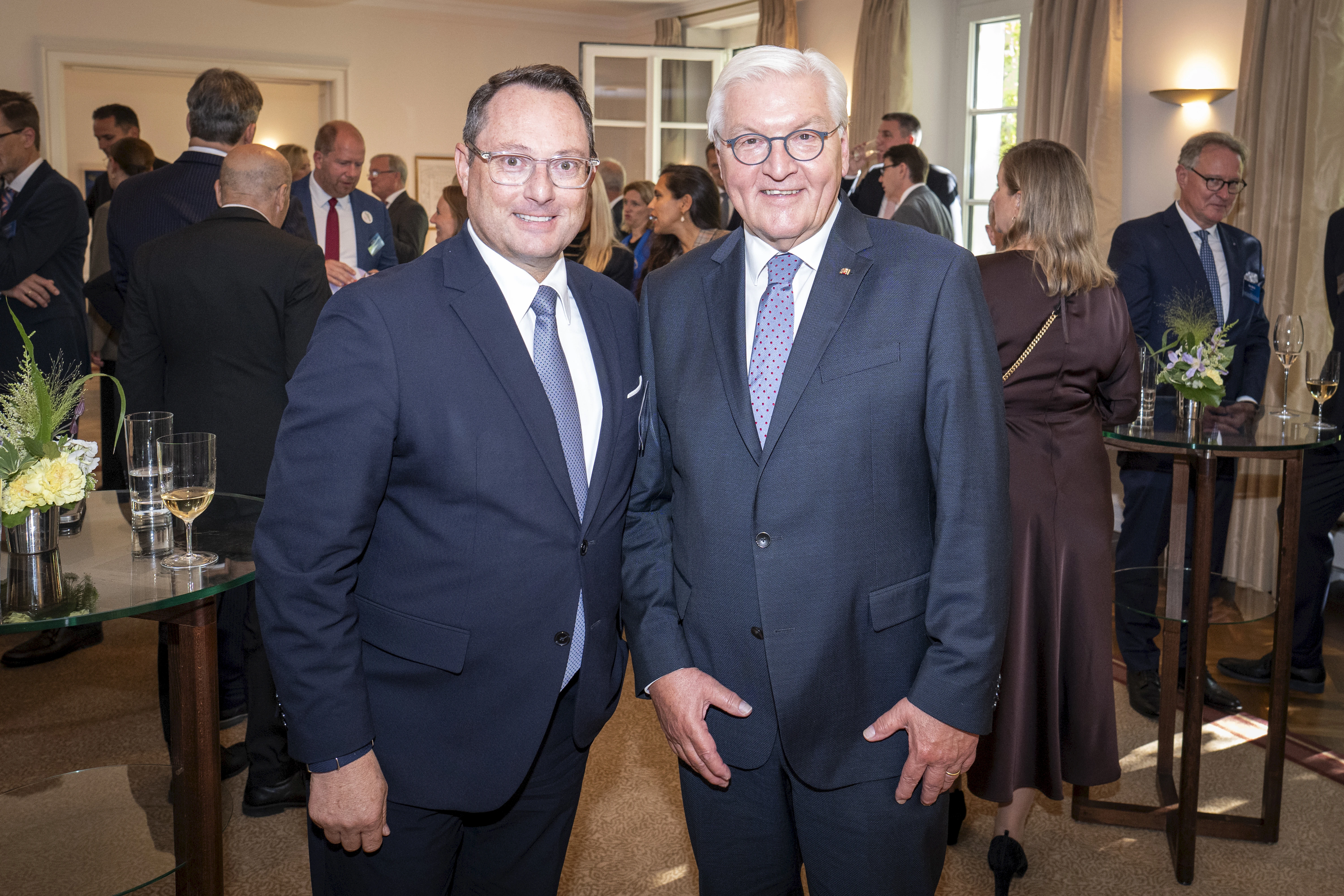 Eric Bussert, Vorstand Vertrieb und Marketing bei der HanseMerkur, traf Bundespräsident Frank-Walter Steinmeier auf dem Bürgerfest