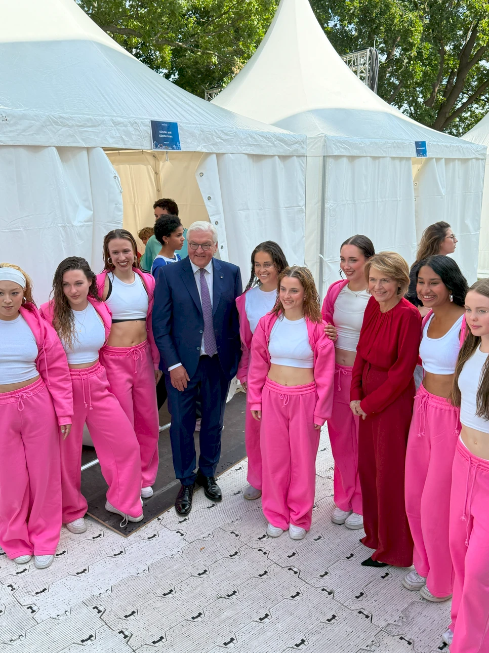 Die HipHop-Academy traf den Bundespräsidenten mit seiner Ehefrau hinter der Bühne