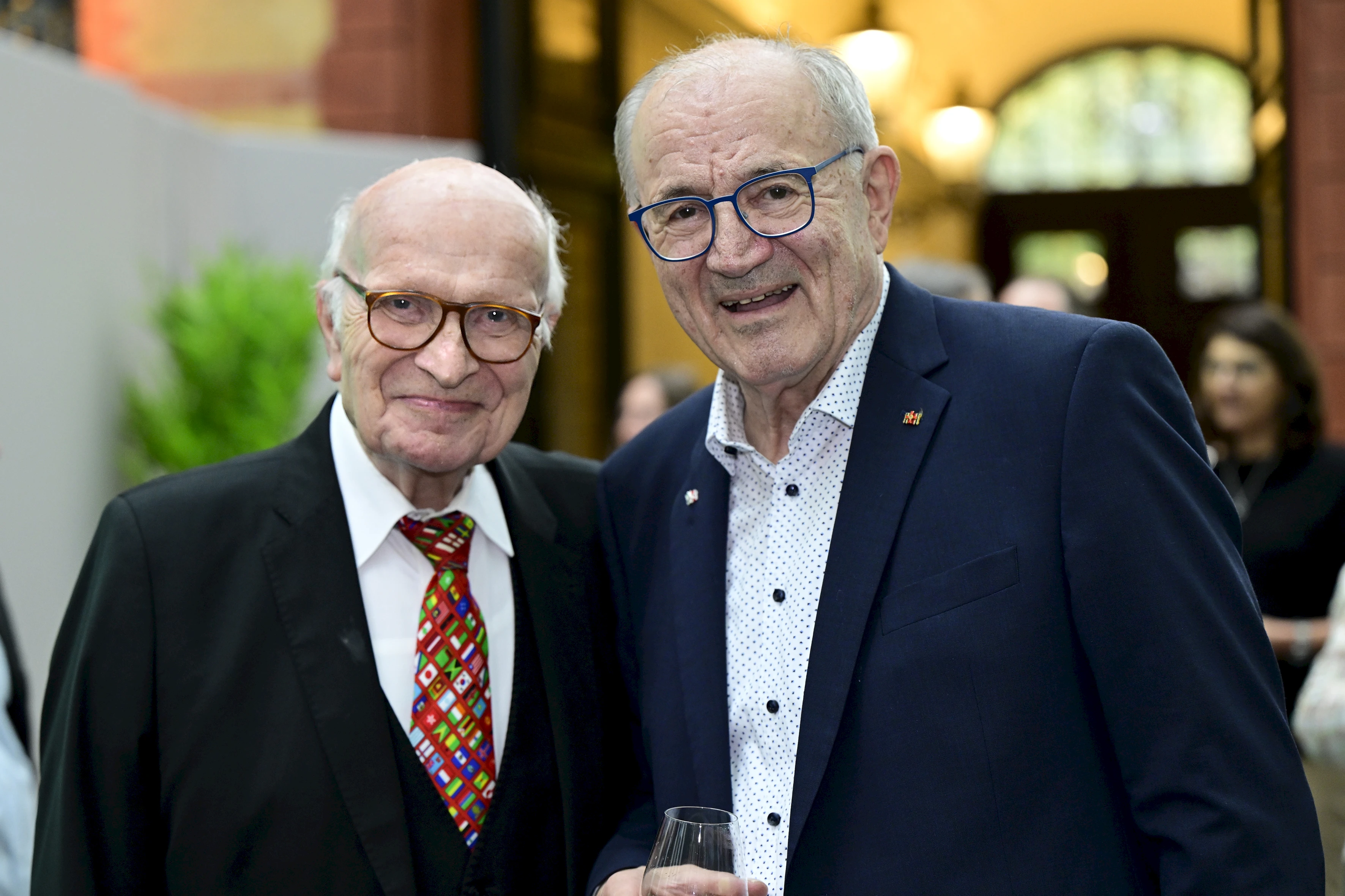 Prof. Gerd-Winand Imeyer, ehemaliger Vorstandsvorsitzender der HanseMerkur, mit Heinz Hilgers, ehemaliger Leiter des Kinderschutzbundes
