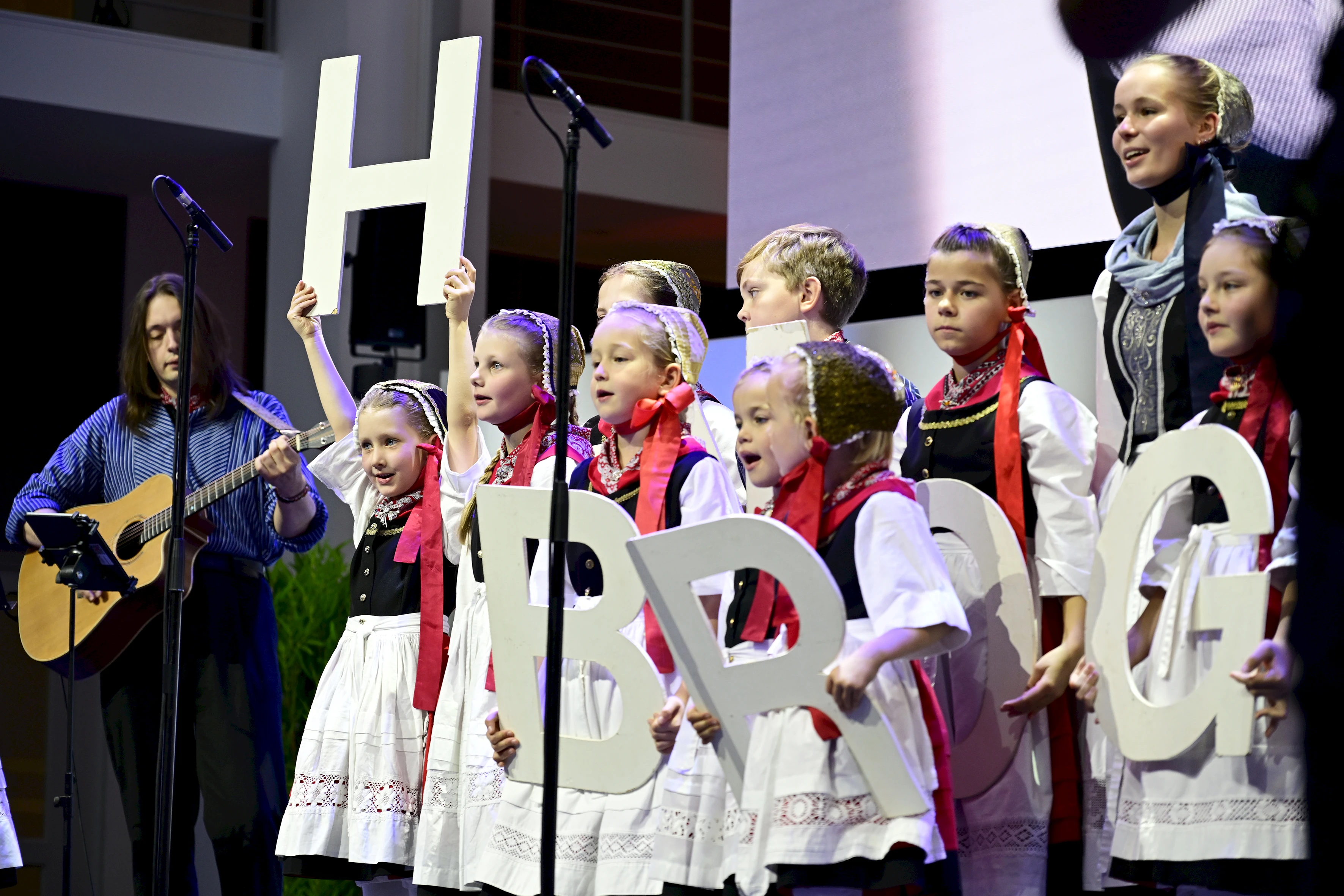 Mit dem Lütt Finkwarder Speeldeel startete stimmungsvoll die Preisverleihung