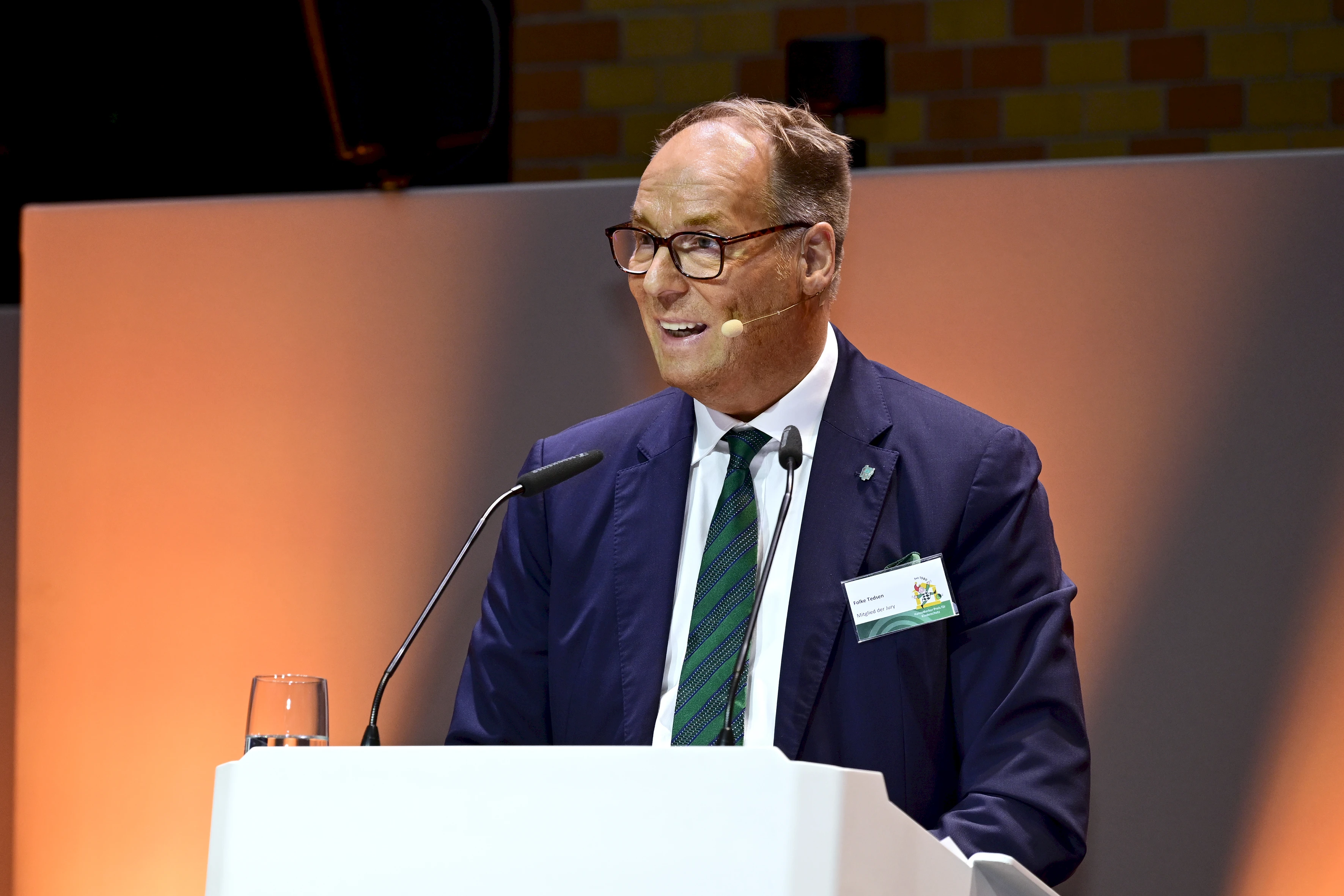 Hielt die Laudatio für den Mitarbeiterpreisträger "Netzwerk Brückenschlag": Folke Tedsen von der HanseMerkur