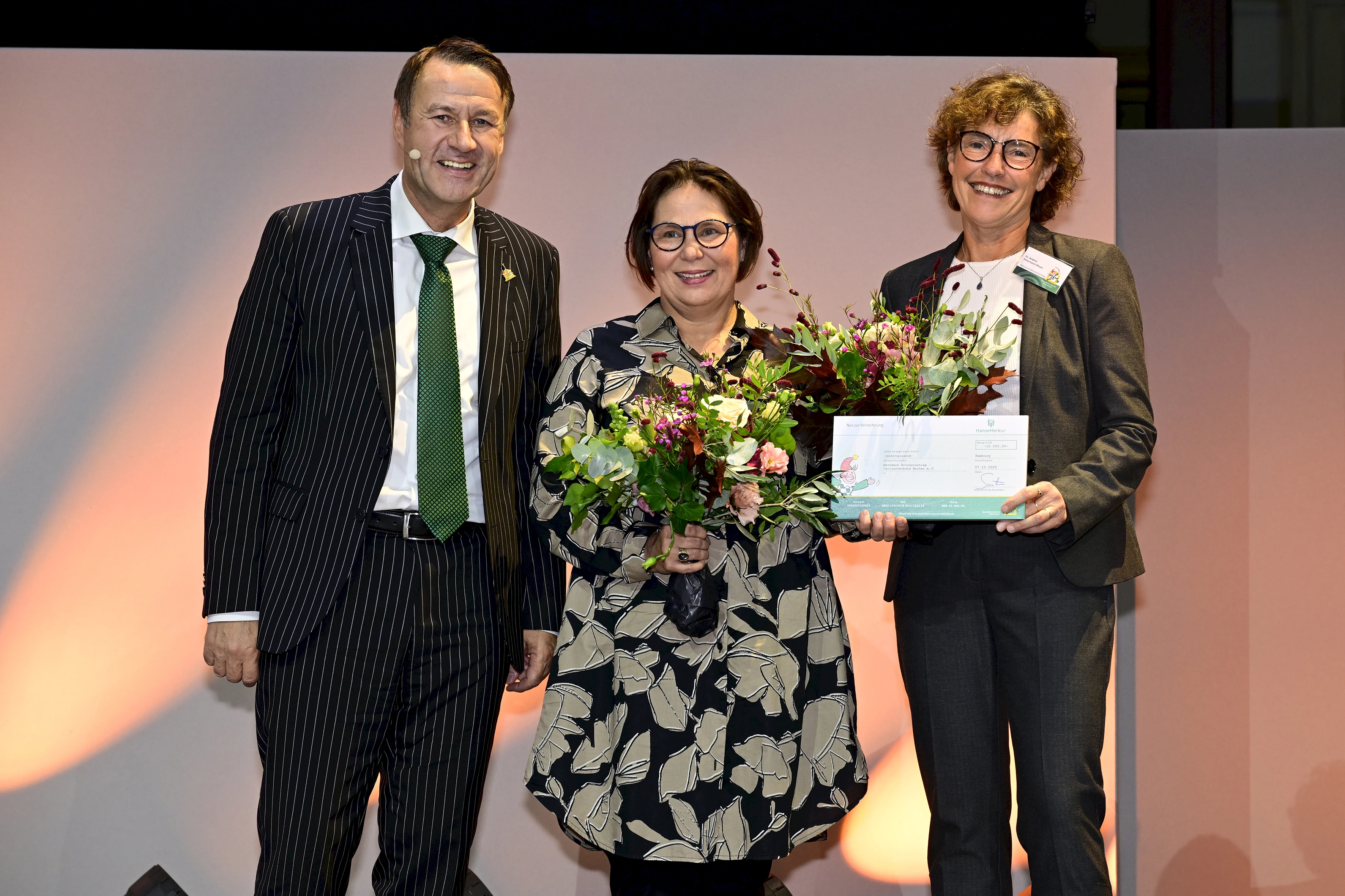 Glückliche erste Preisträgerinnen des Abends: das Netzwerk Brückenschlag