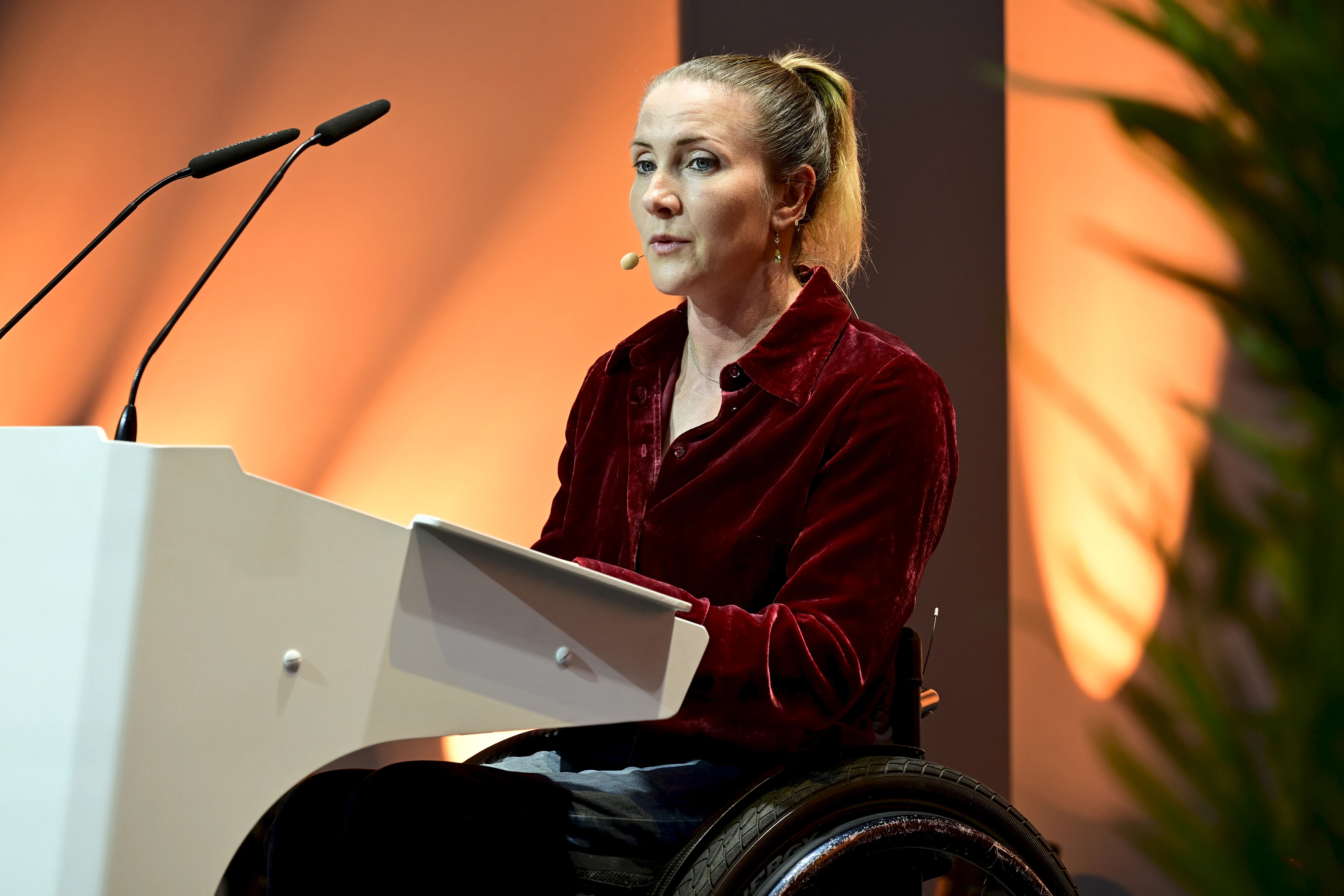 Edina Müller mit der Laudatio auf den zweiten Preisträger des Abends...