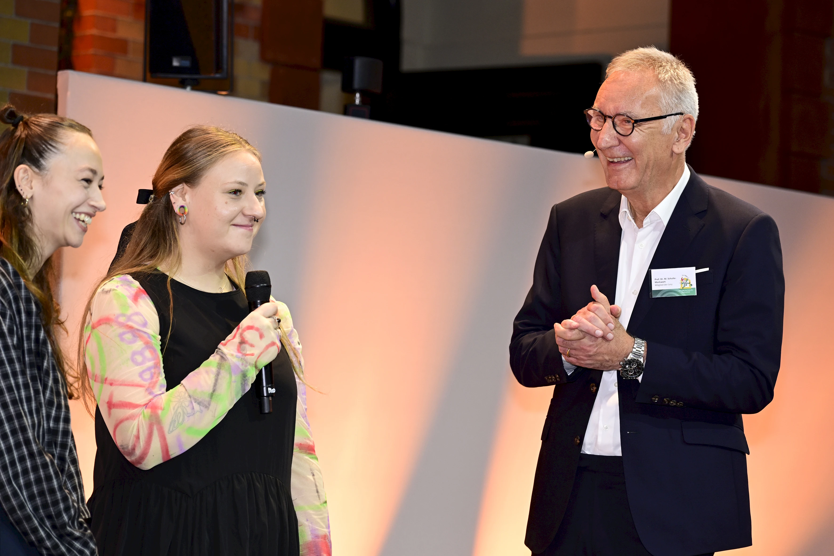 Prof. Dr. Schulte-Markwort mit dem "Laudatio-Interview" zusammen mit Manuela und Yasmine, zwei Designerinnen von People Berlin