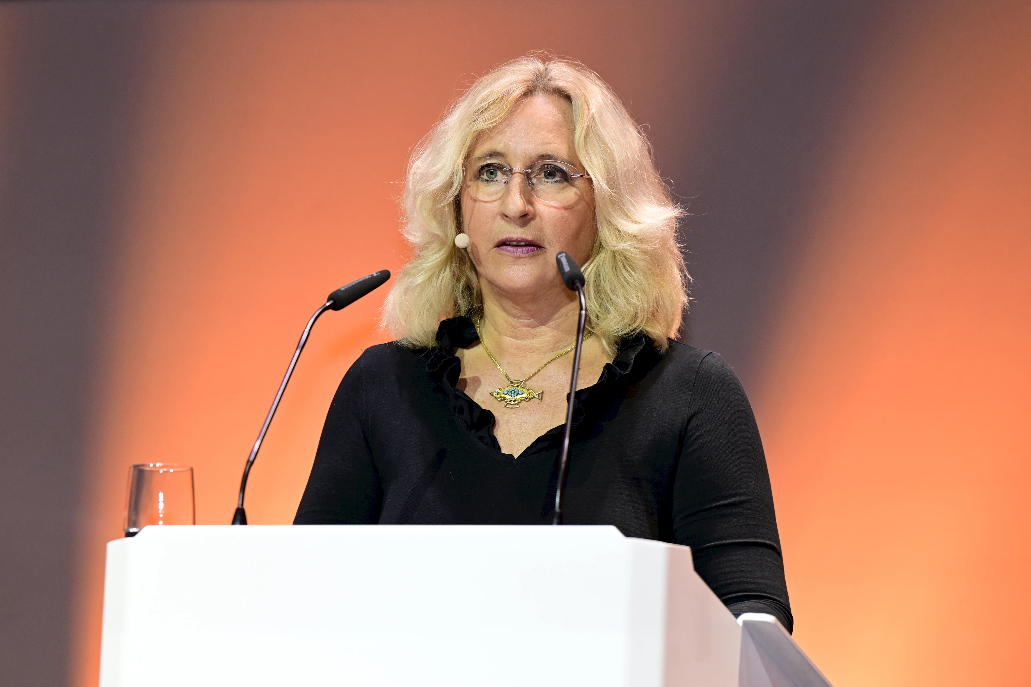 Sabine Tesche, Vorstandsvorsitzende Hamburger Abendblatt hilft e.V., ehrte den Hauptpreisträger 2025