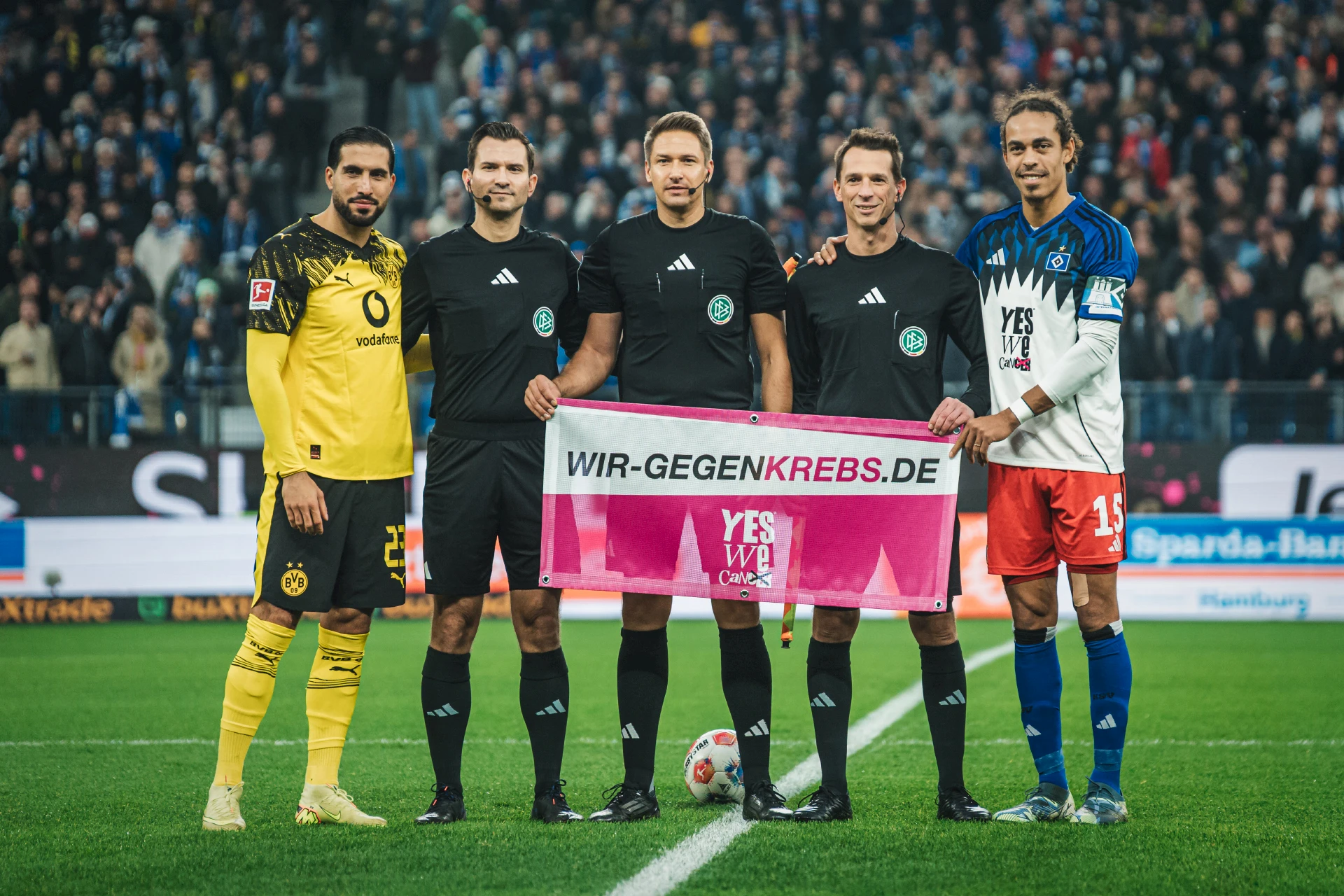 Starkes Zeichen vor dem Anpfiff: Die Kapitäne der beiden Mannschaften präsentierten zusammen mit dem Schiedsrichtergespann die Aktion.