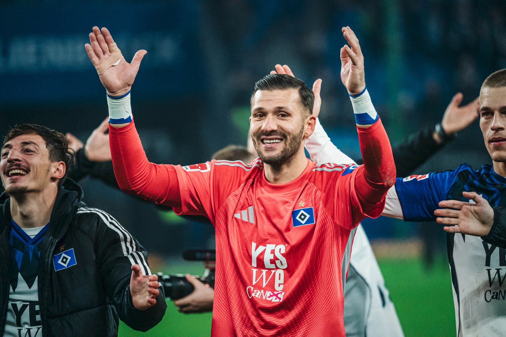 HSV-Keeper Daniel Heuer Fernandes im Sondertrikot nach dem Spiel vor der Fankurve