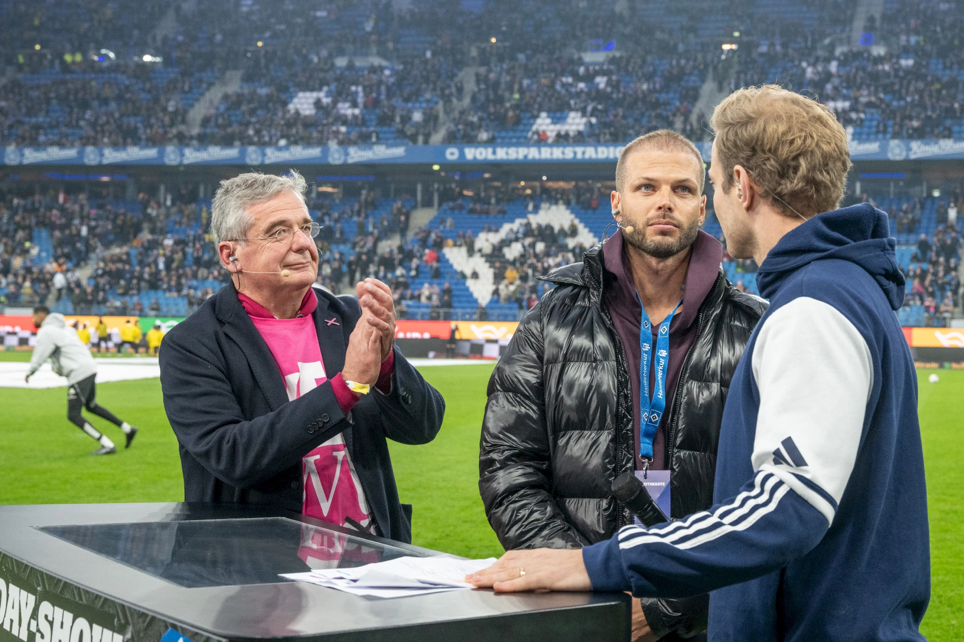 Erhielt viel Applaus für seine emotionalen Worte vor Anpfiff: Dennis Diekmeier (links: Tobias Korenke, yeswecan!cer)