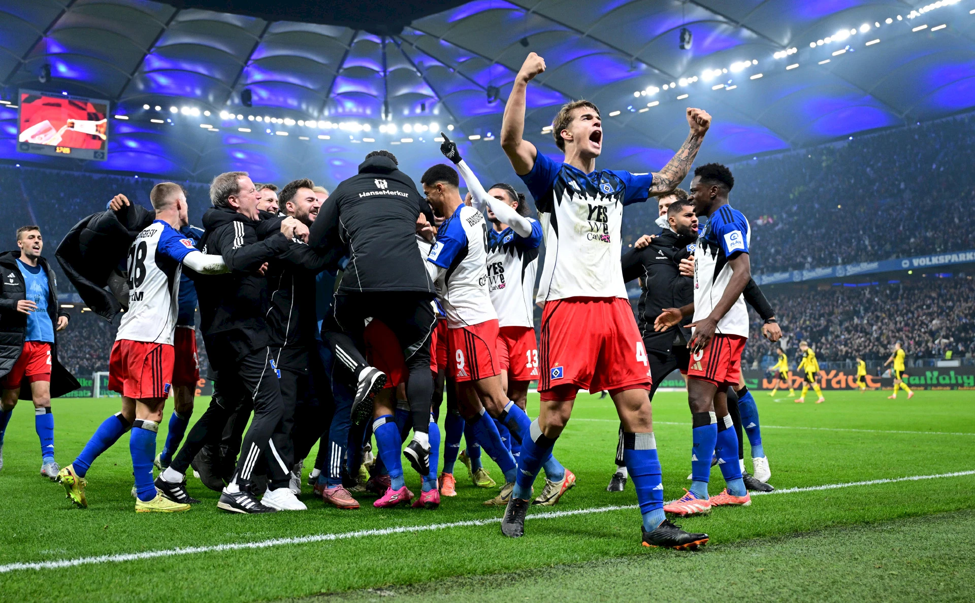 Jubel im yeswecan!cer-Trikot vor der eigenen Kurve...