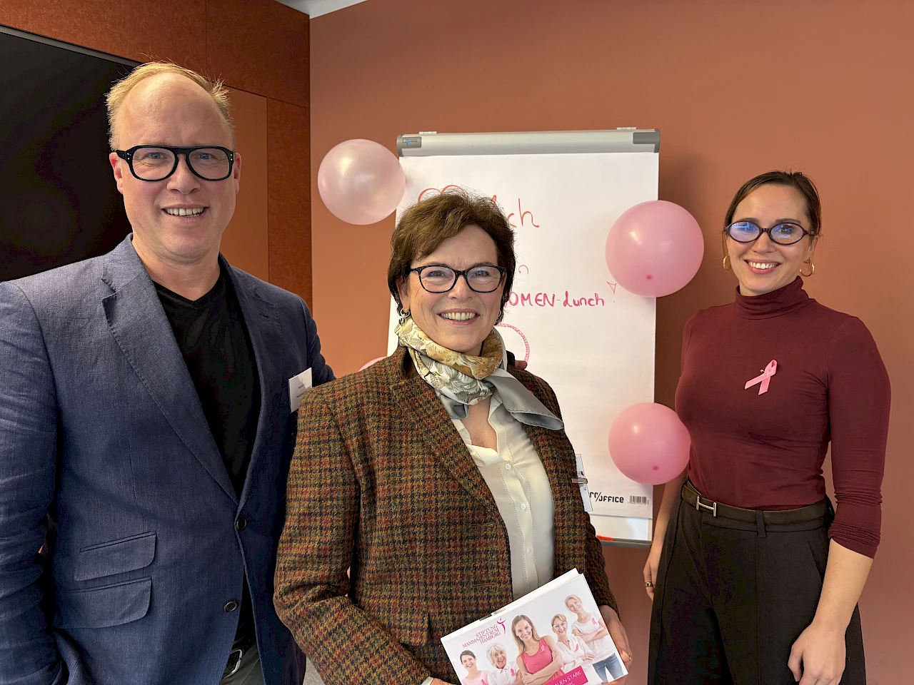 Prof. Dr. Felix Hilpert vom Mammazentrum Hamburg und Angelika Grau von der Stiftung Mammazentrum zusammen mit Verena Kaus von der HanseMerkur, die durch den HanseWOMEN-Lunch führte.
