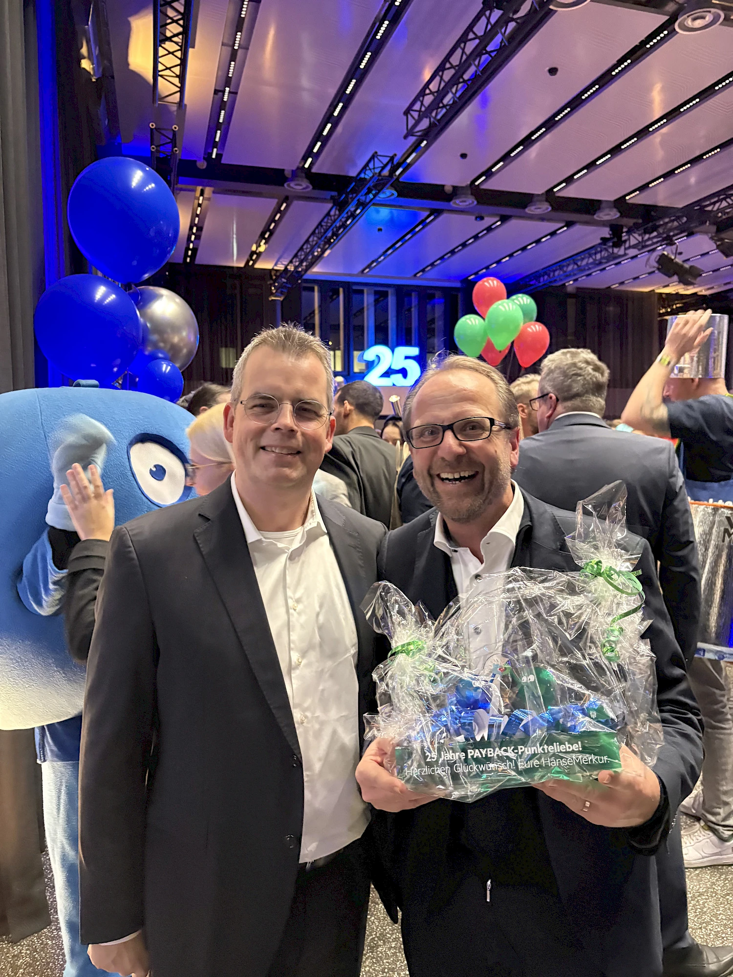 Johannes Ganser und Steffen Wenzler bei der Geschenkübergabe