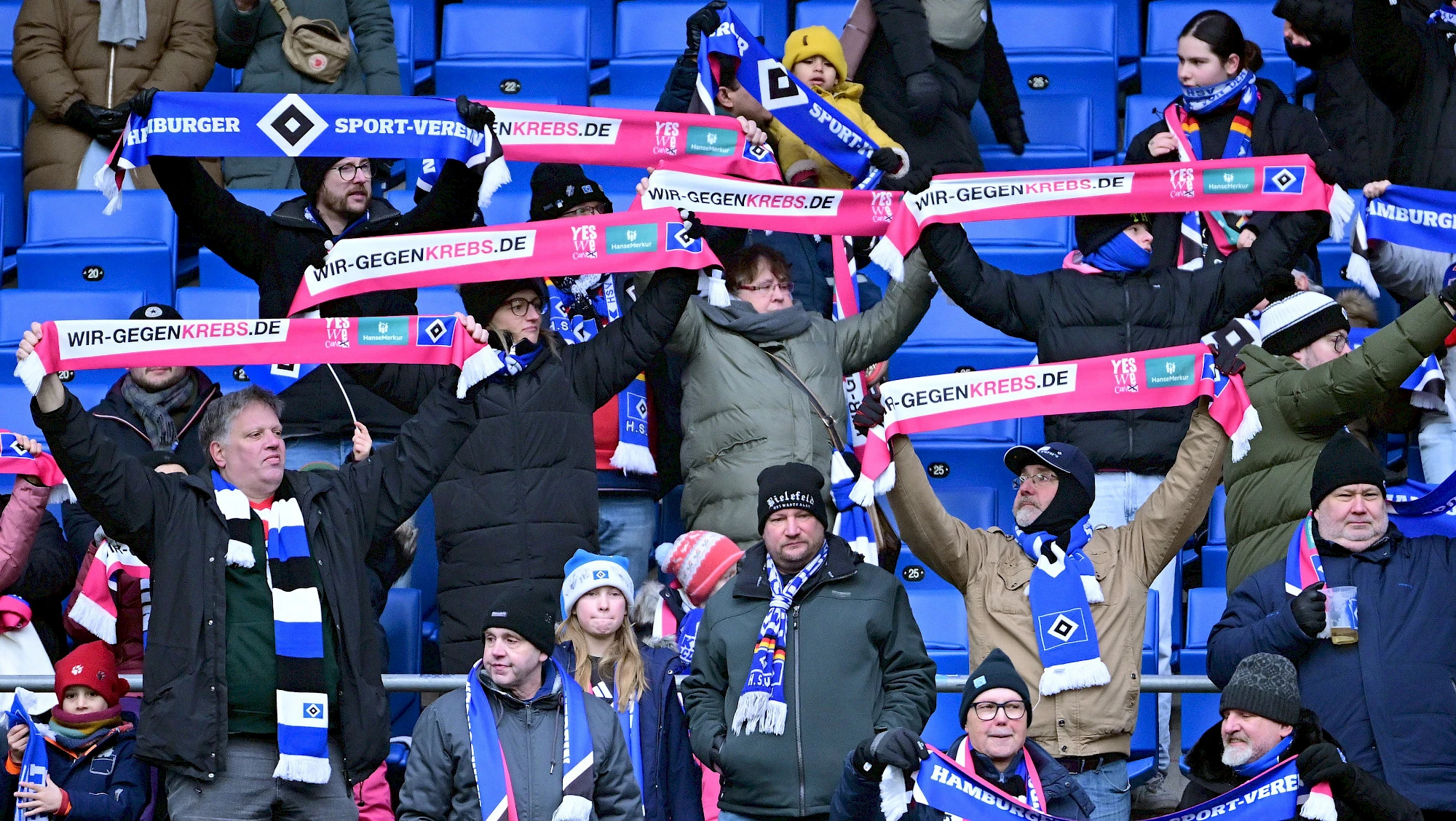 ...doch nicht nur die Akteurinnen auf dem Platz zeigten Flagge: Die Zuschauerinnen und Zuschauer setzte mit dem Aktionsschal ein imposantes Zeichen gegen Krebs.