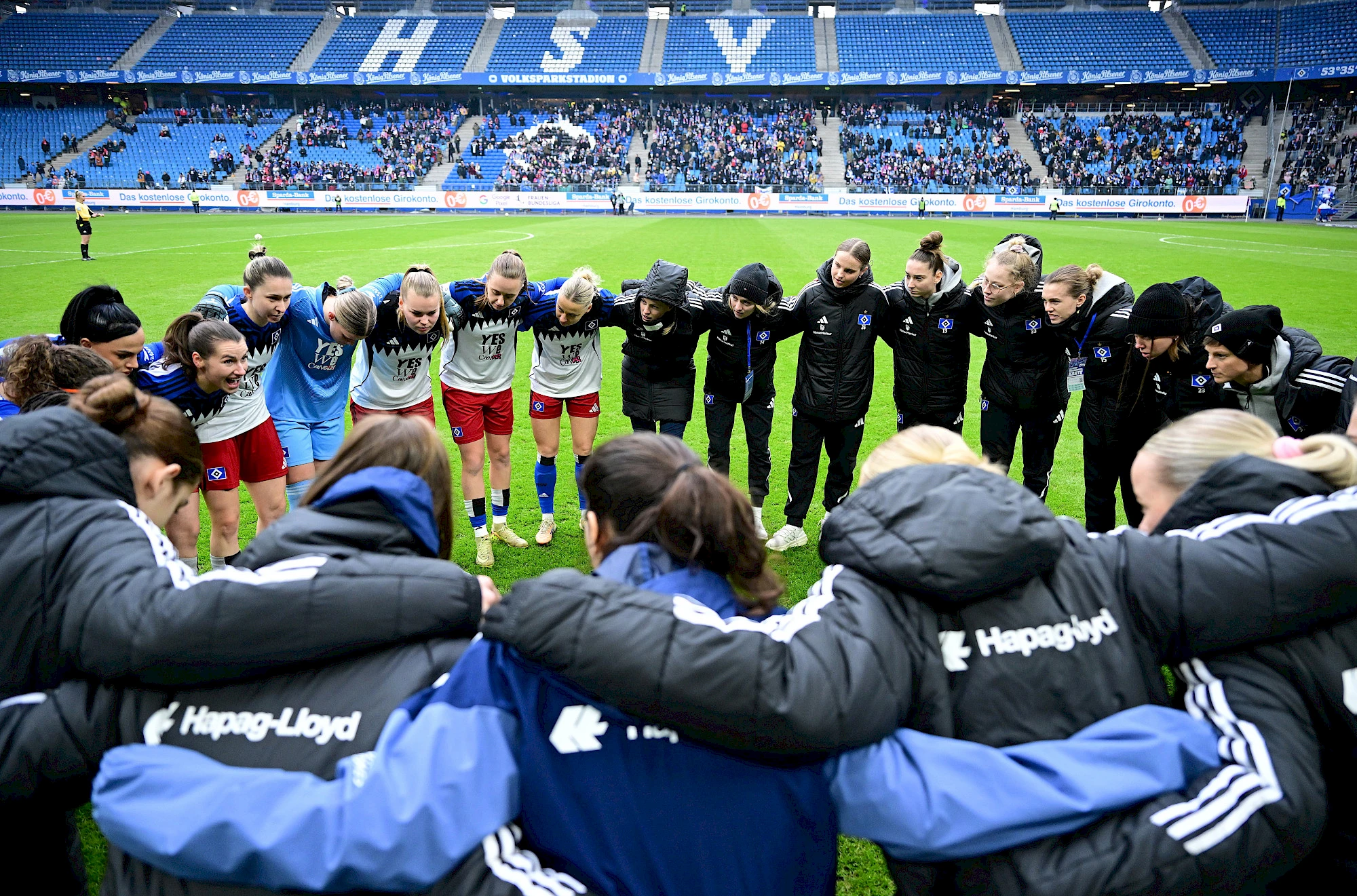 Hand in Hand bzw. Arm in Arm ging es gegen den SC Freiburg