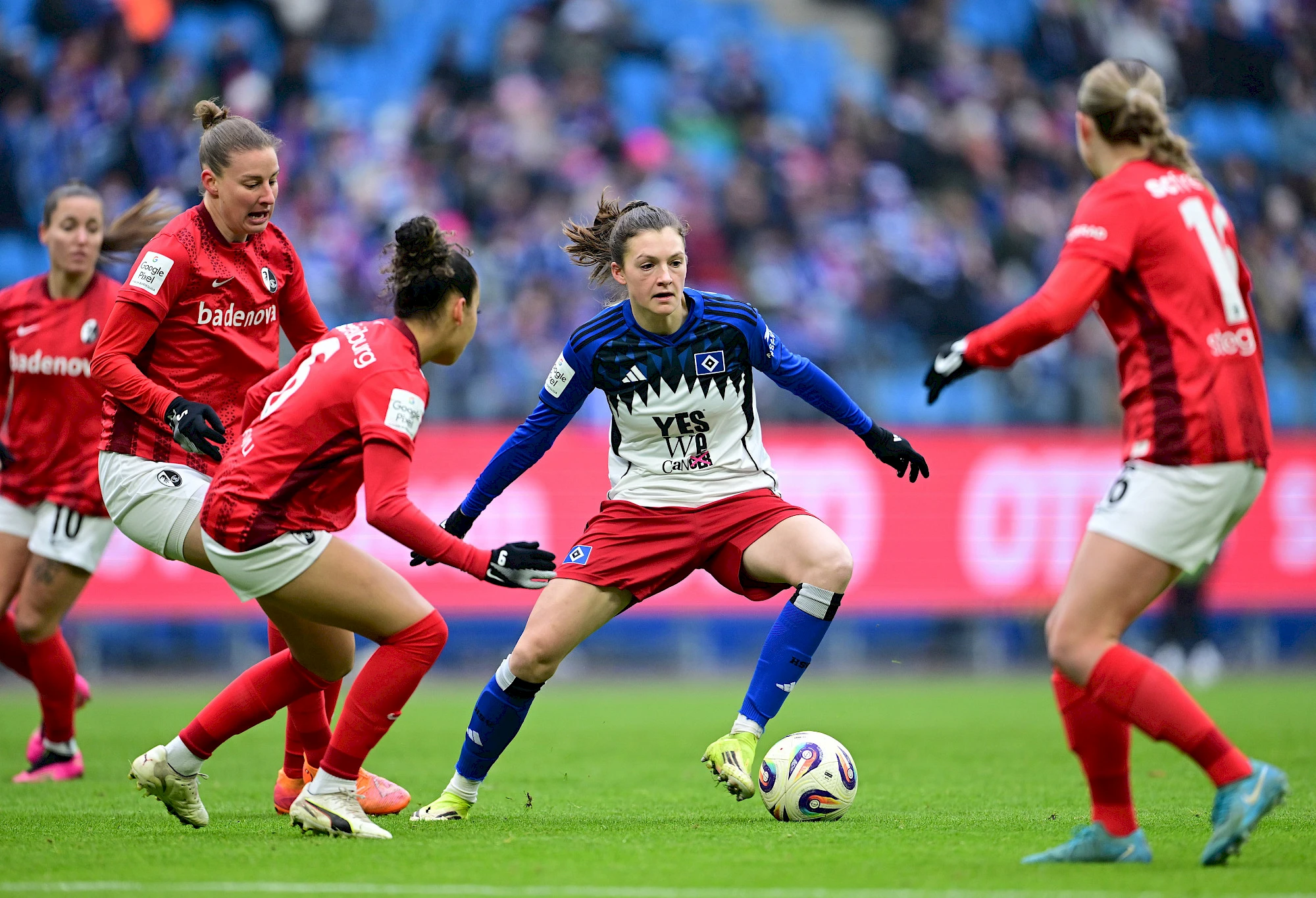 Lotta Wrede umringt von Gegnerinnen