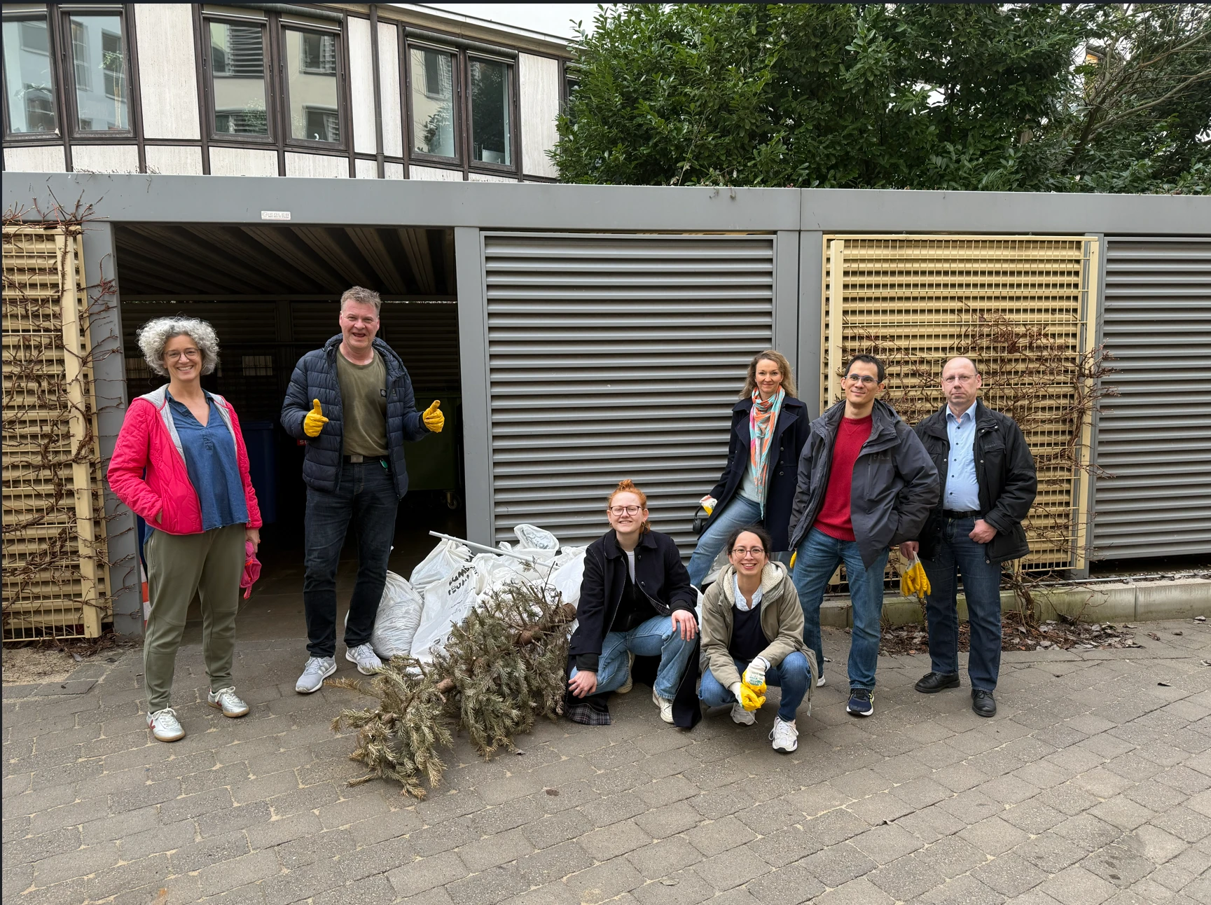 Geschafft - das Aufräum-Team der HanseMerkur hat ganze Arbeit geleistet