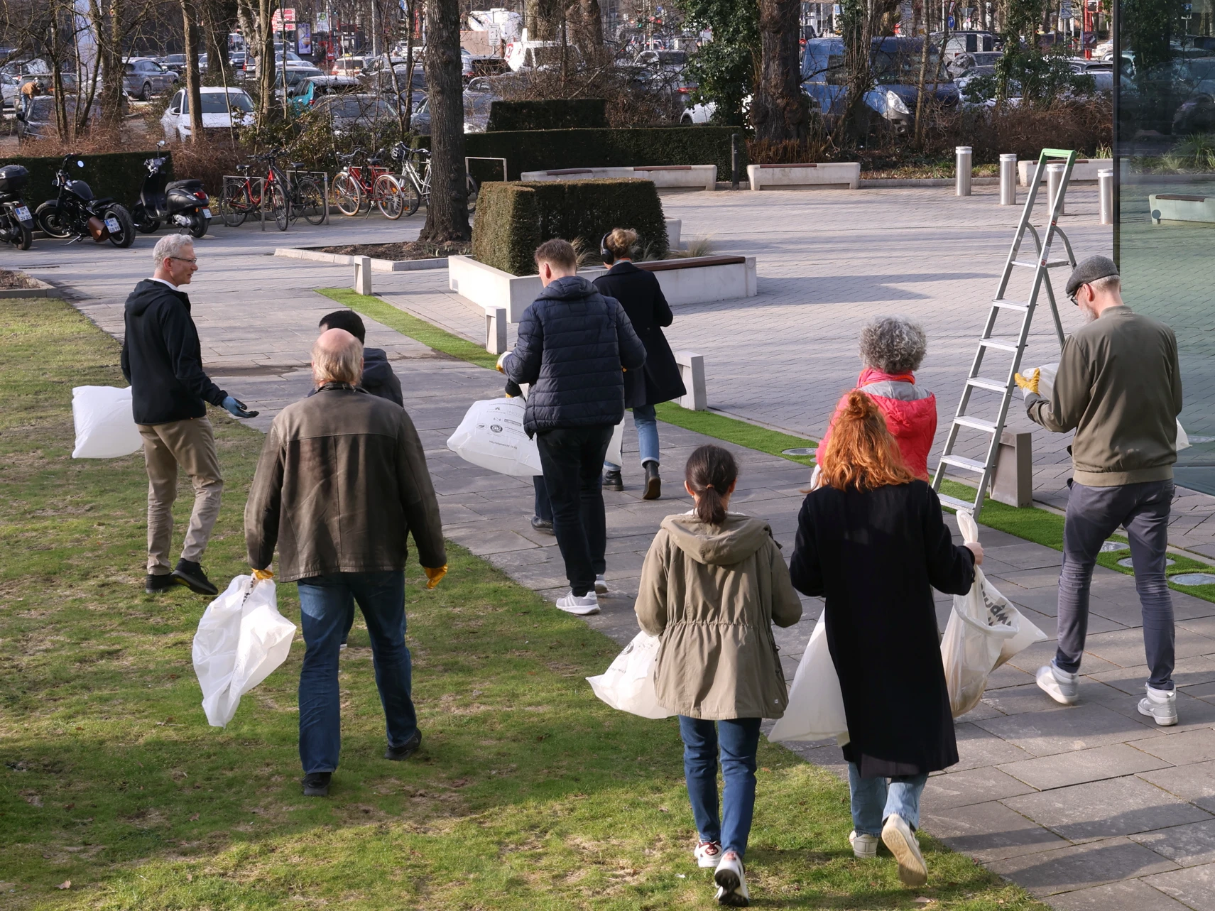 Auf gehts - die helfenden Hände schwärmen aus, die Umgebung von Unrat zu befreien