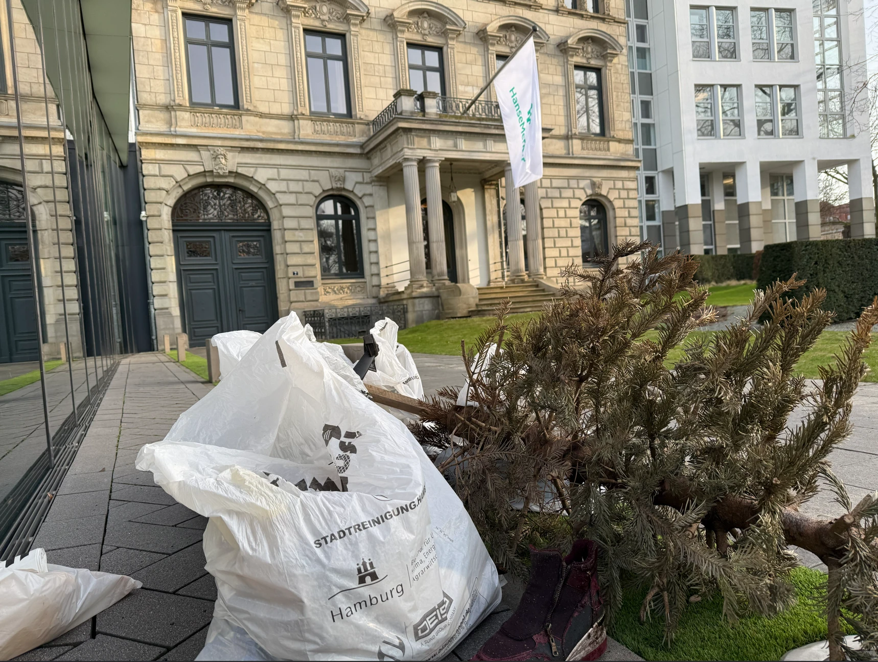 Bevor es zur Abfallentsorgung ging, wurde der Müll vor der HanseMerkur gesammelt