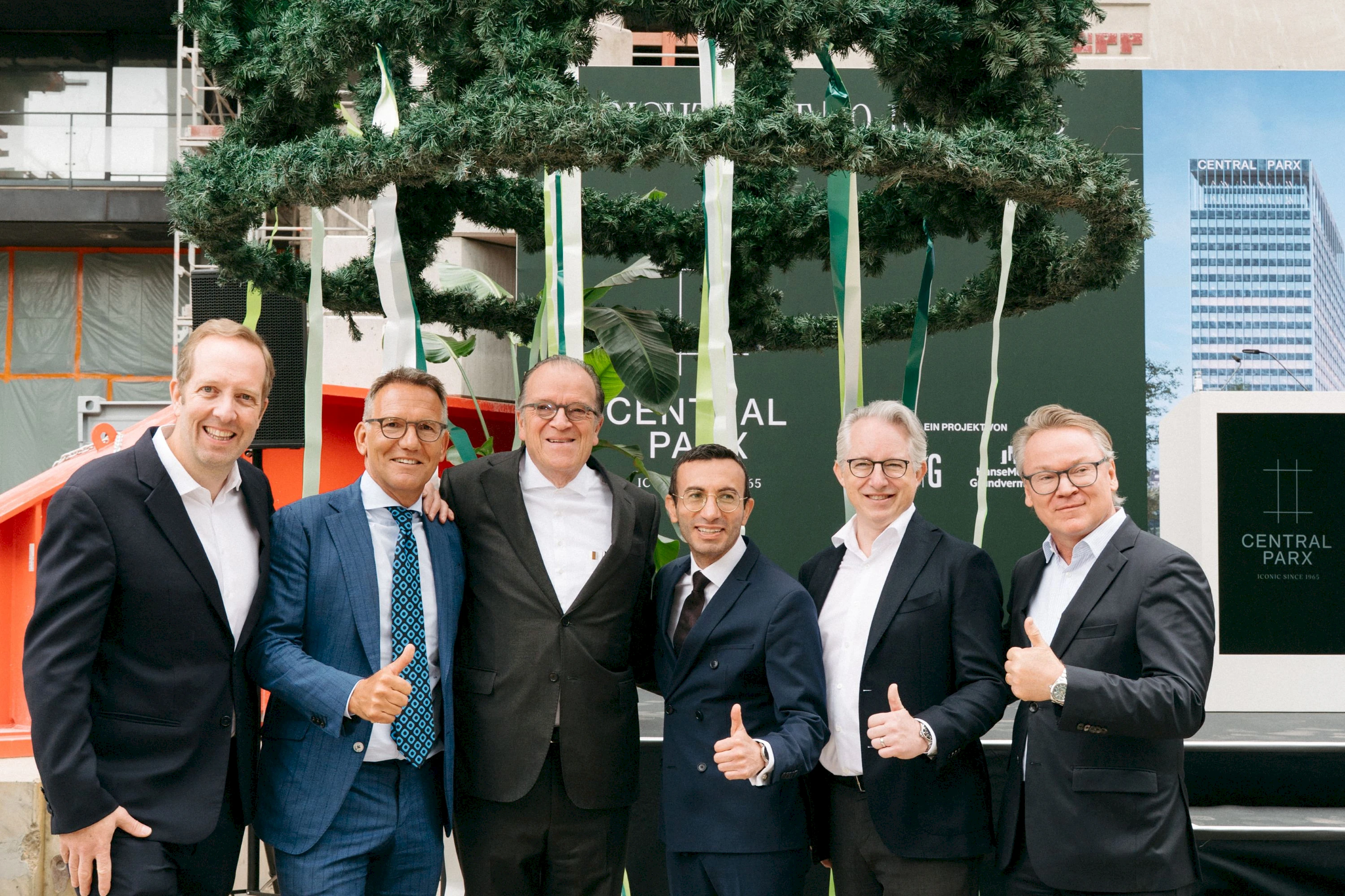 V. l. n. r.: Ulrich Haeselbarth, Vorstand HMG, Ulrich Höller, Geschäftsf. Gesellschafter ABG Real Estate Group Prof. Christoph Mäckler, Architekt..  Mike Josef, Oberbürgermeister. Malte Andes, stv. Vorstandsvorsitzender HMG,   Guido Wiese, Sprecher der Ge
