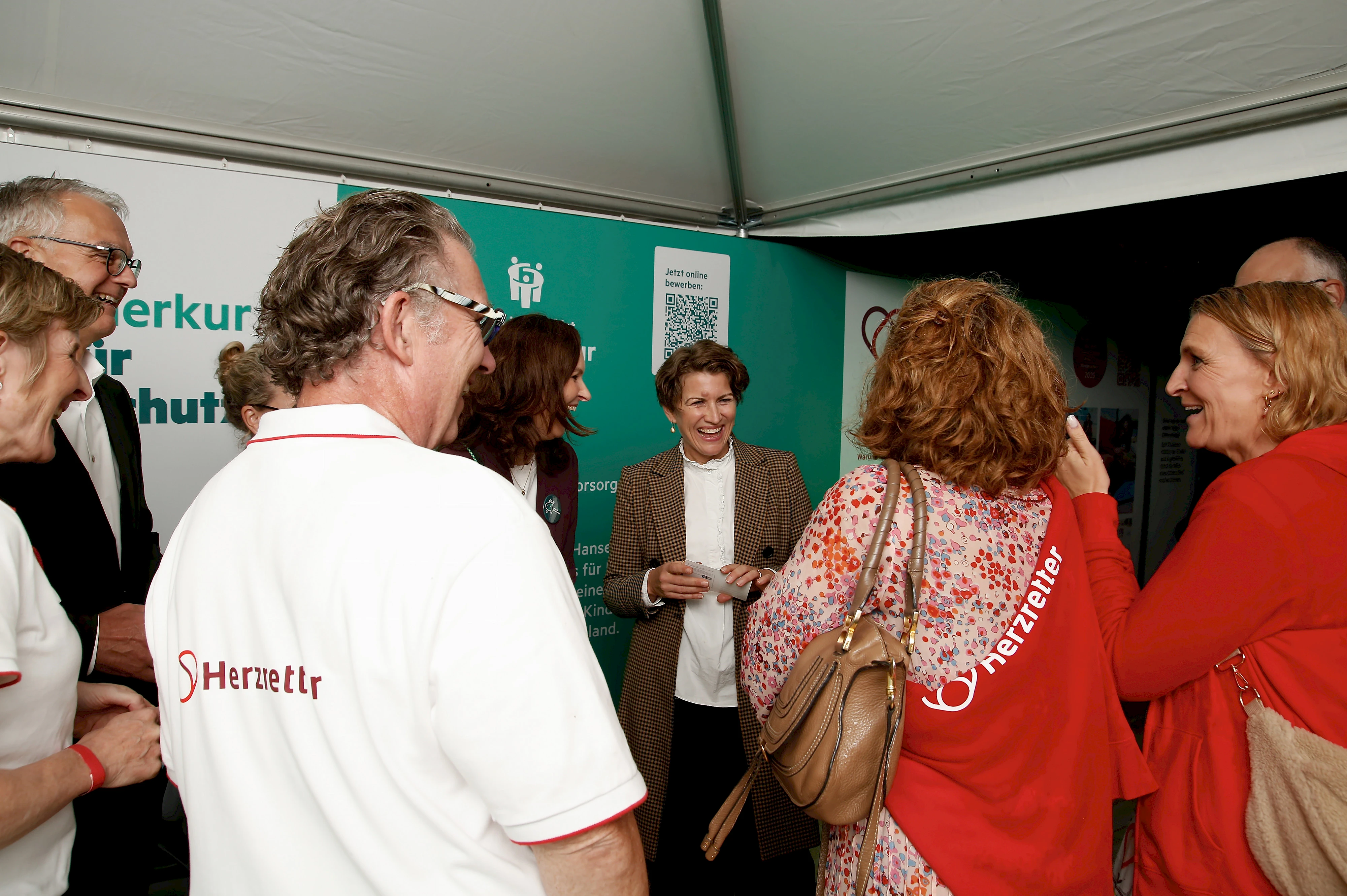 Schaute in gut gelaunte Gesichter beim Besuch am Stand der HanseMerkur: Die Chefin des Bundespräsidialamtes und damit die ranghöchste beamtete Staatssekretärin, Dr. Dörte Dinger