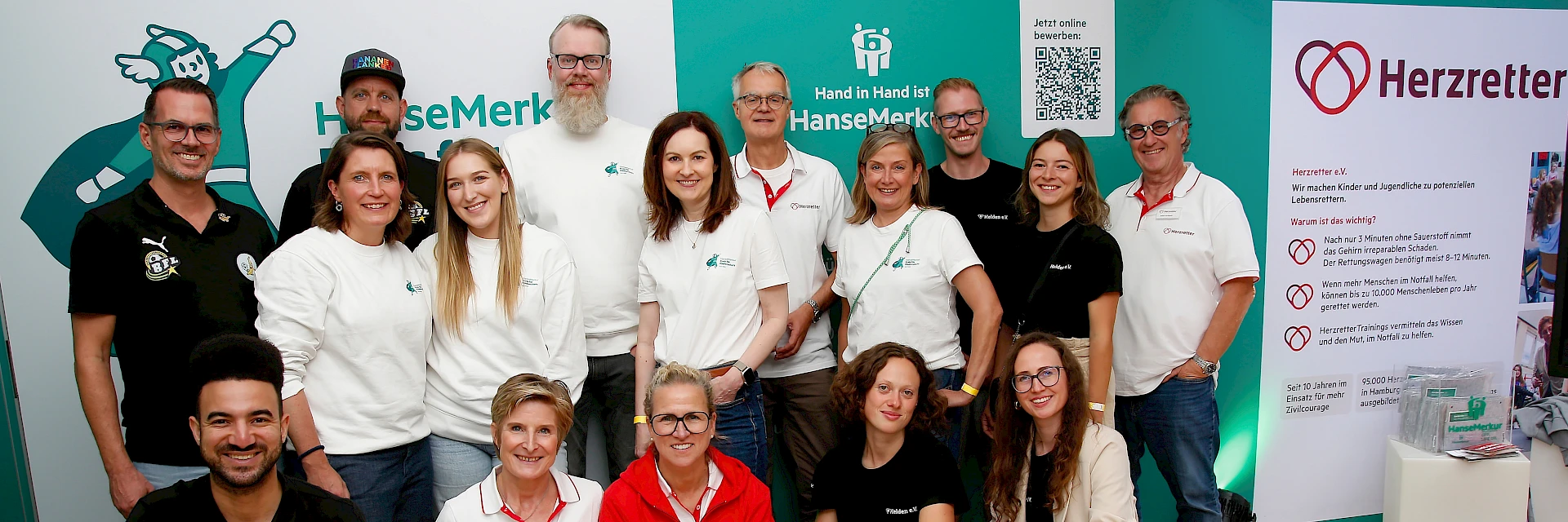 Hand in Hand: Teamfoto mit allen Beteiligten