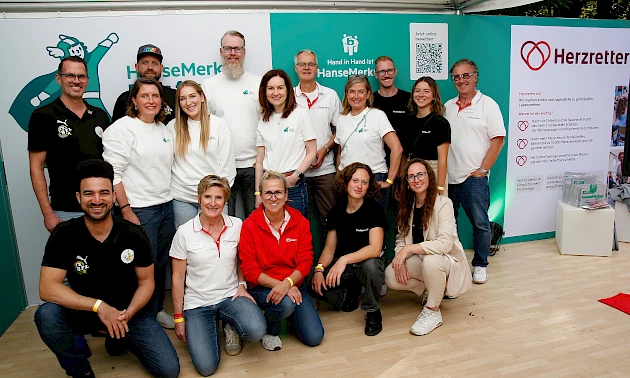 Hand in Hand: Teamfoto mit allen Beteiligten