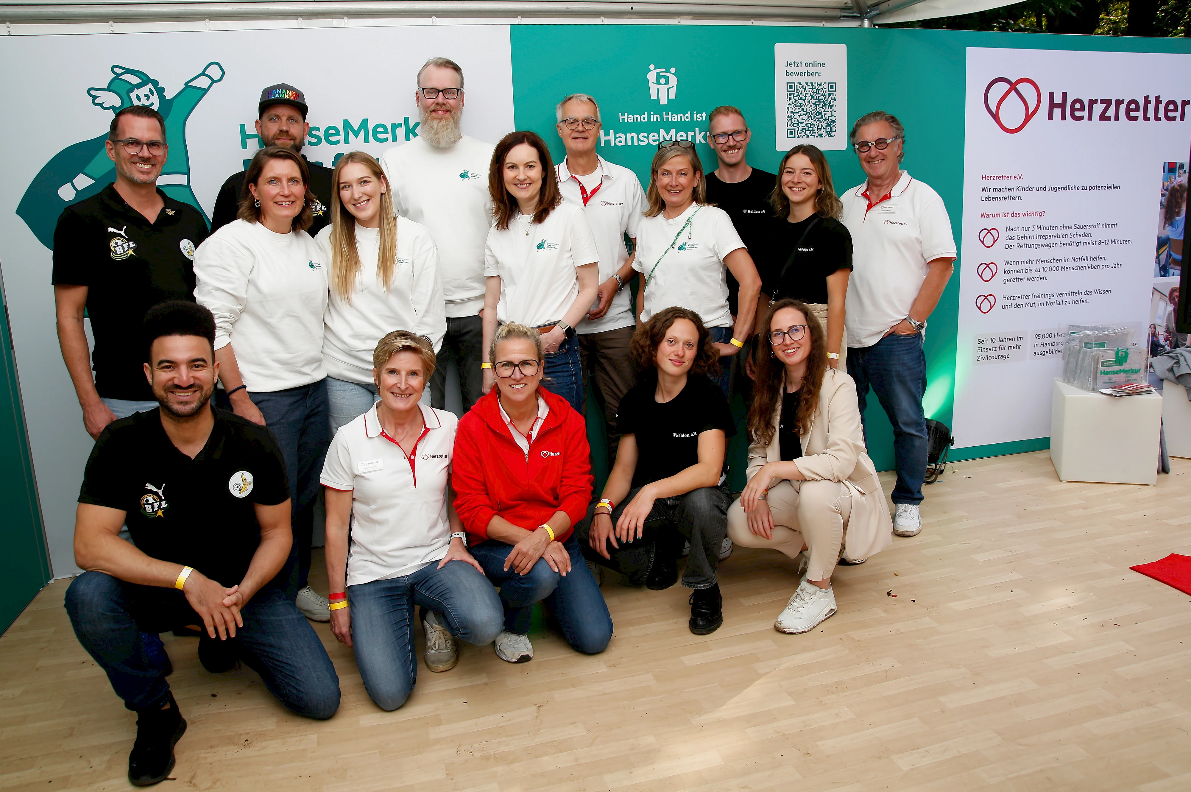 Hand in Hand: Teamfoto mit allen Beteiligten
