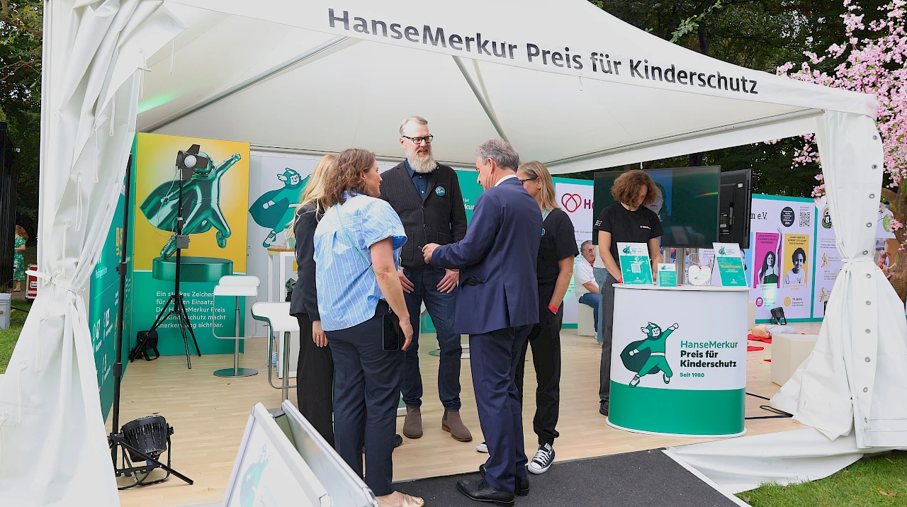 Zahlreiche gute Gespräche fanden auch 2026 wieder am Stand der HanseMerkur auf dem Bürgerfest statt
