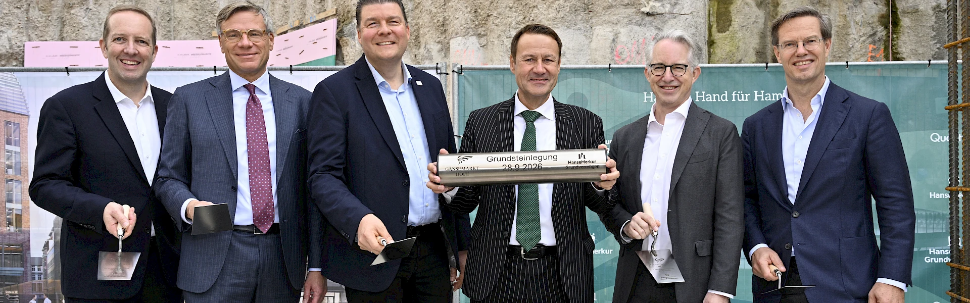 v.l.n.r.: Ulrich Haeselbarth (Vorstand HanseMerkur Grundvermögen), Raik Mildner (Vorstand HanseMerkur), Dr. Andreas Dressel (Finanzsenator Hamburg), Eberhard Sautter (Vorstandsvorsitzender HanseMerkur), Malte Andes (stv. Vorstandsvorsitzender HanseMerkur