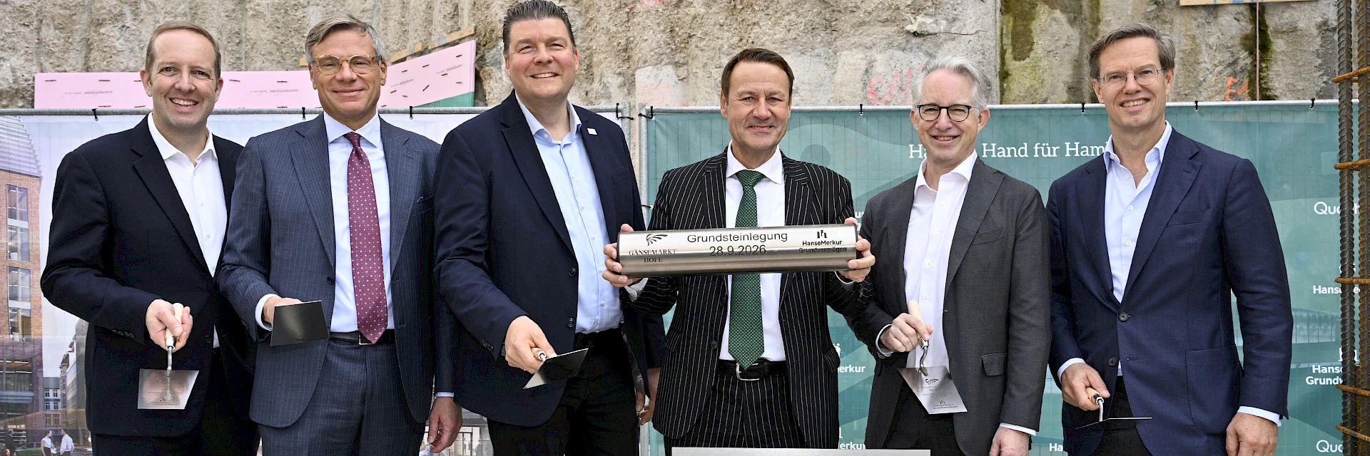 v.l.n.r.: Ulrich Haeselbarth (Vorstand HanseMerkur Grundvermögen), Raik Mildner (Vorstand HanseMerkur), Dr. Andreas Dressel (Finanzsenator Hamburg), Eberhard Sautter (Vorstandsvorsitzender HanseMerkur), Malte Andes (stv. Vorstandsvorsitzender HanseMerkur