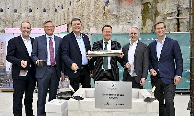 v.l.n.r.: Ulrich Haeselbarth (Vorstand HanseMerkur Grundverm&ouml;gen), Raik Mildner (Vorstand HanseMerkur), Dr. Andreas Dressel (Finanzsenator Hamburg), Eberhard Sautter (Vorstandsvorsitzender HanseMerkur), Malte Andes (stv. Vorstandsvorsitzender HanseMerkur