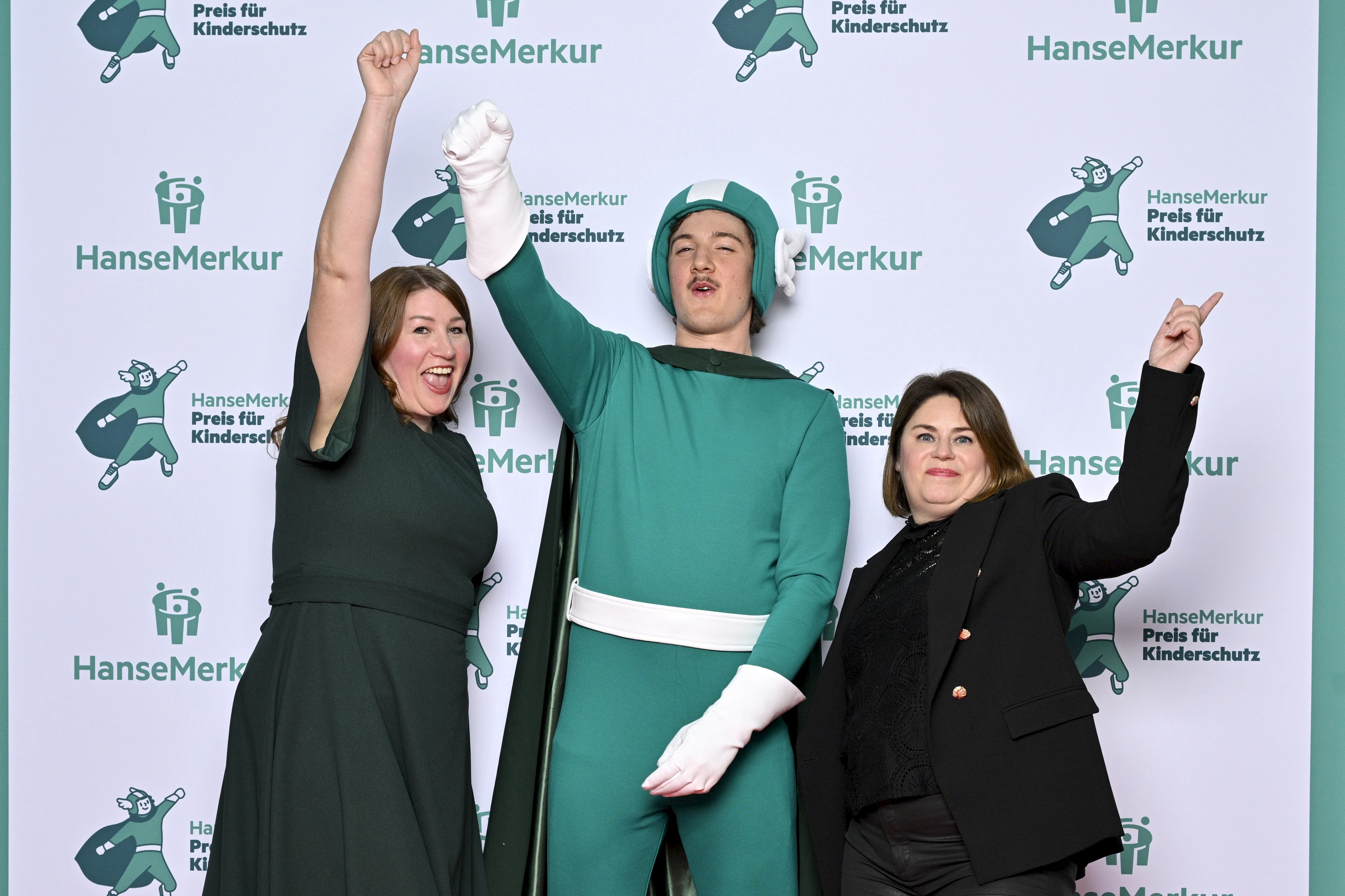 Laudatorinnen Christina Rave und Michaela Neumann (beide HanseMerkur) gaben nicht nur auf der Bühne ein gutes Bild ab, sondern posierten auch superheldenhaft vor der Preisverleihung.