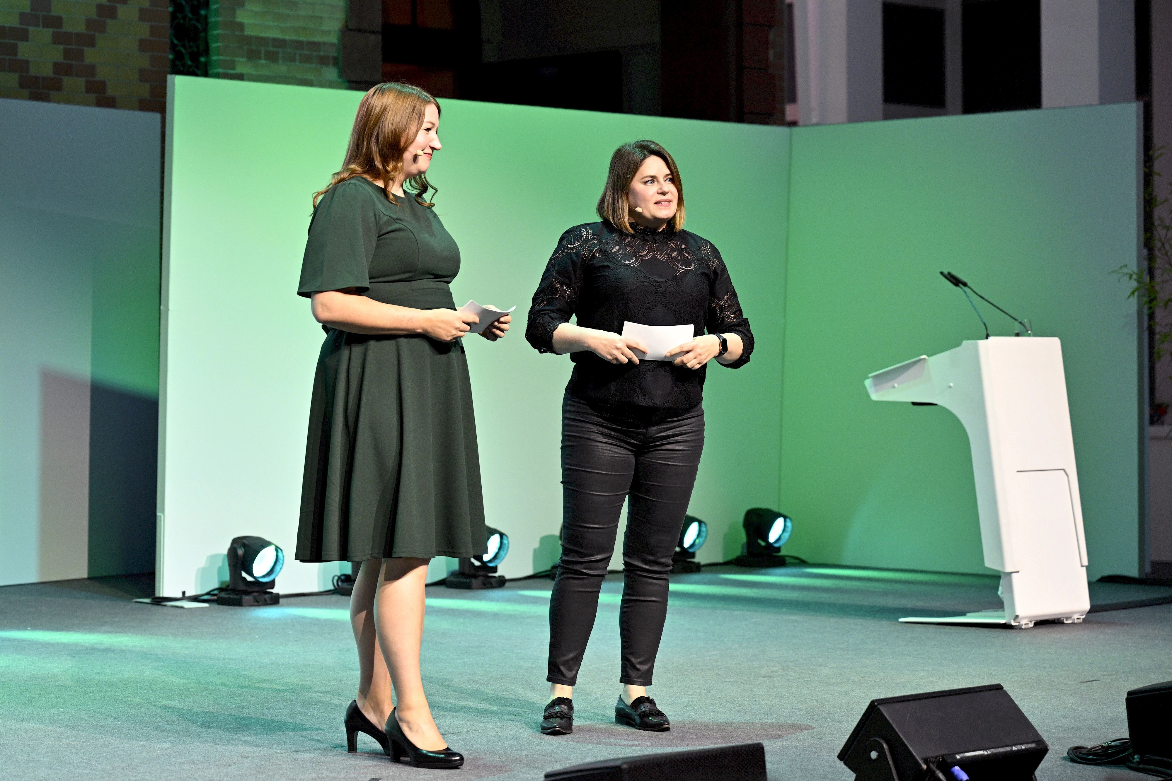 Christina Rave und Michaela Neumann (beide Gruppenleiterinnen bei der HanseMerkur), bei ihren Laudationes auf die beiden Mitarbeiterpreisträger.