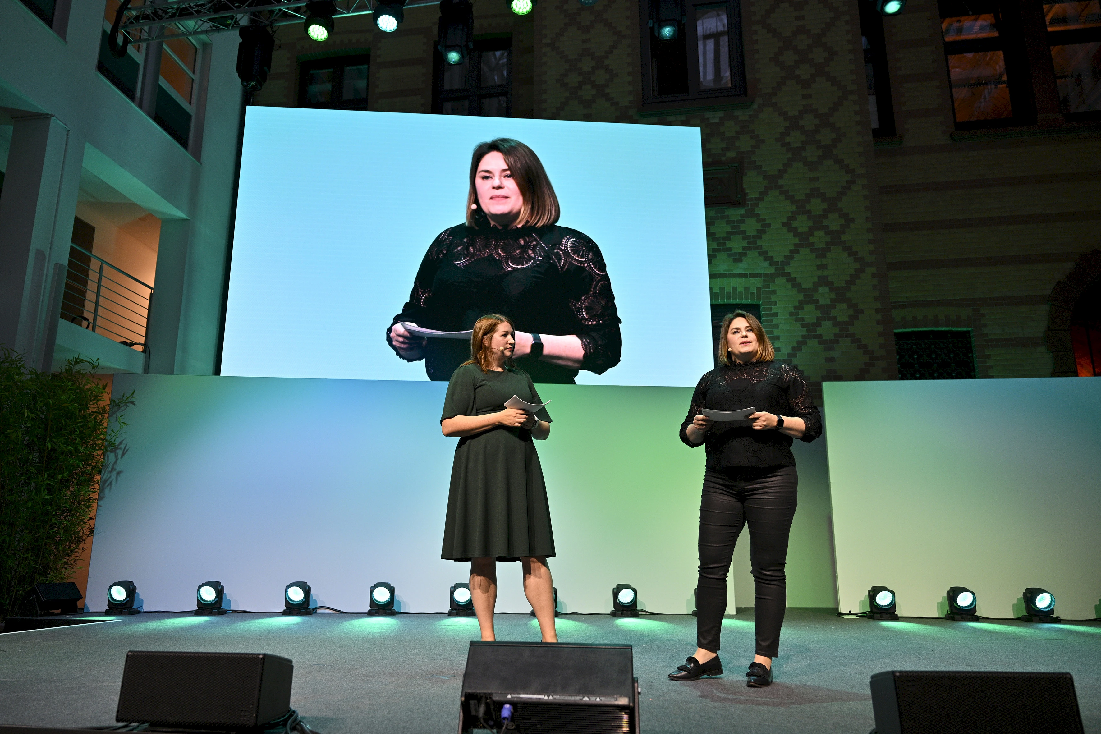 Michaela Neumann betonte in ihrer Laudation an Preisträger Soulbuddies: "Begeistert hat mich auch das generationsübergreifende Miteinander der Soulbuddies. Hier arbeiten Psychologie-Studierende und erfahrene Psychologinnen und Psychologen Hand in Hand."