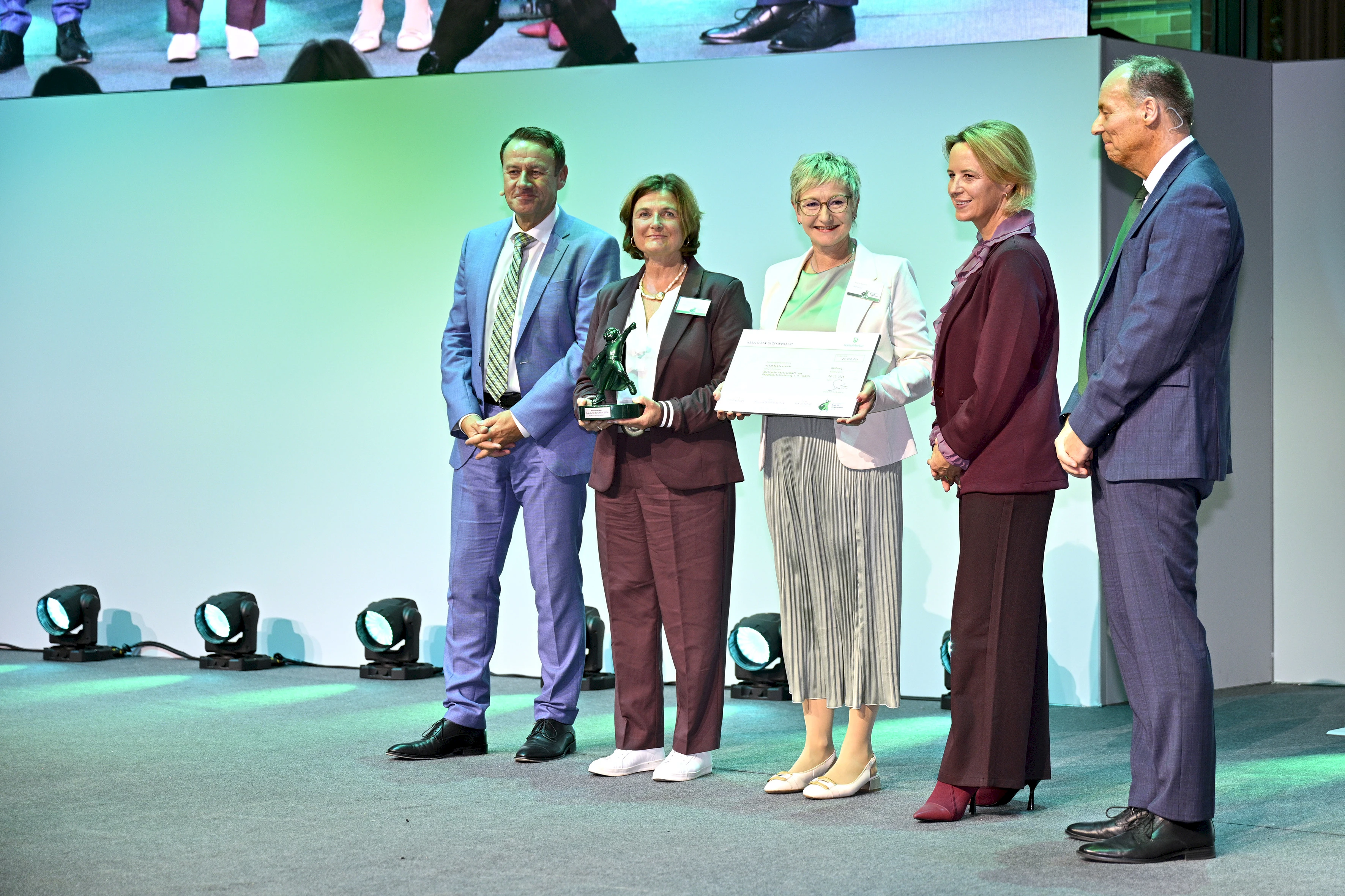 Anerkennungspreisträger Ärztliche Gesellschaft zur Gesundheitsförderung e. V. (ÄGGF) bei der Preisübergabe.