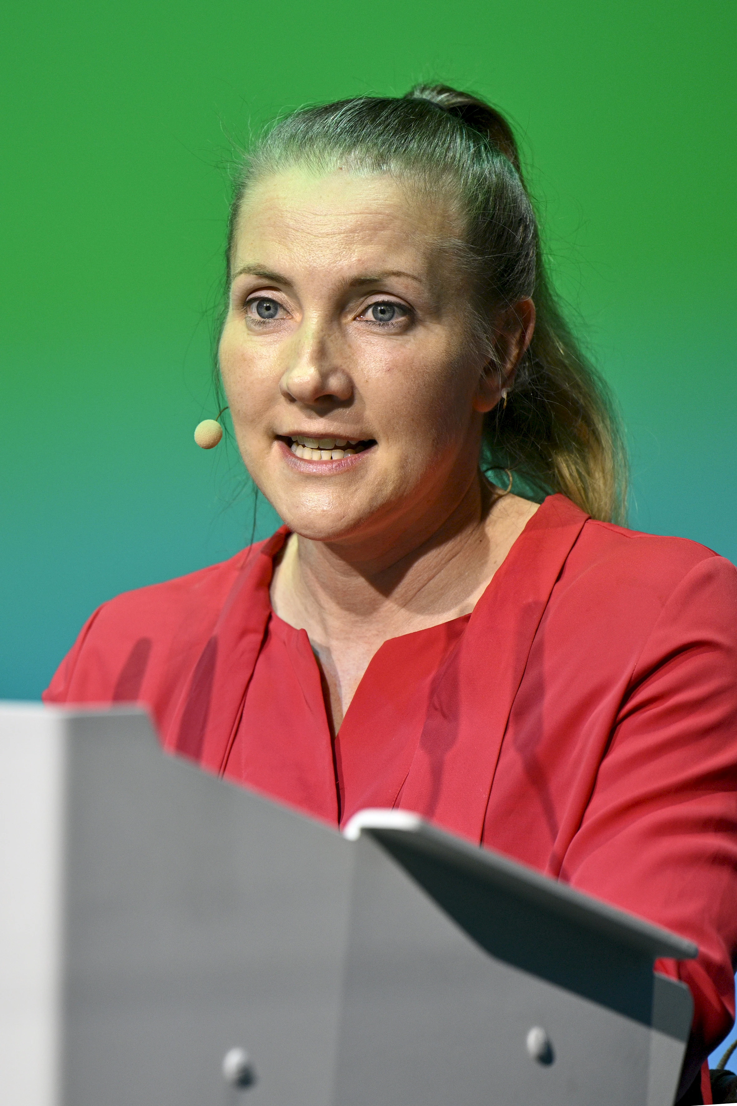 Edina Müller, Mitglied der Kinderschutzpreisjury, in ihrer Laudatio zu DJJV: "Der Deutsche JuJutsu Verband bringt diese Erfahrung dorthin, wo sie am dringendsten gebraucht wird: in die Kitas und Schulen, zu den Kleinsten, in die Klasse, in die Turnhalle."