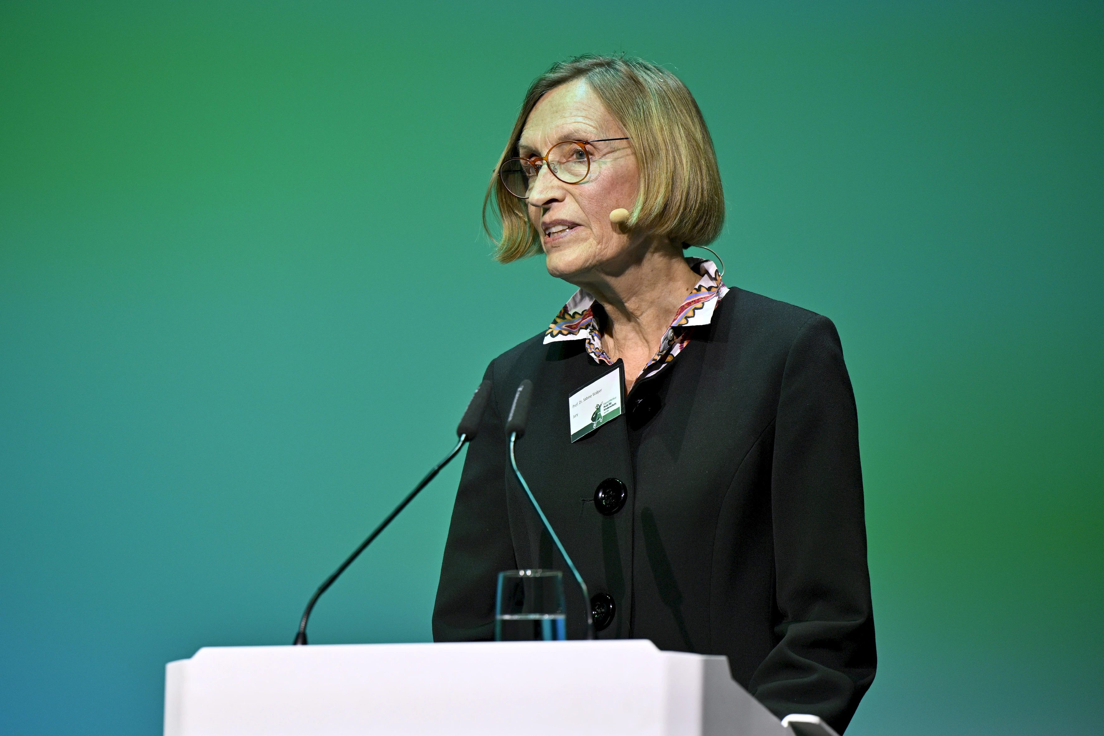 "Wir dürfen Kinder nicht in einer geschützten Blase halten – wir müssen sie befähigen, selbst sicher durch diese Welt zu gehen – auch durch die digitale." Jurymitglied Sabine Walper mit einem Appel in ihrer Laudation auf franfinn.de