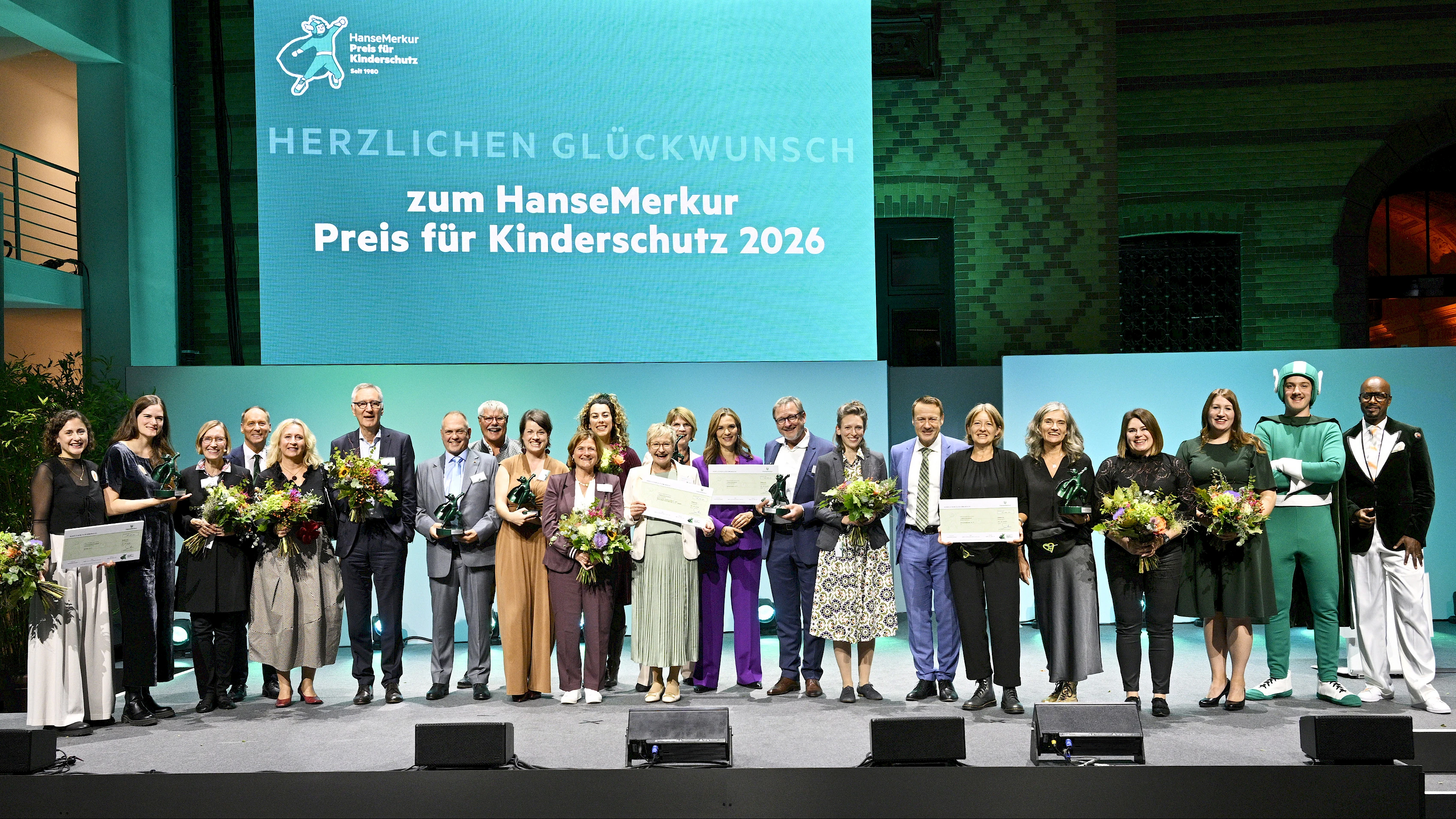 Zum großen Finale kamen alle Preisträgerinnen und Preisträger zum Abschlussfoto auf die Bühne.