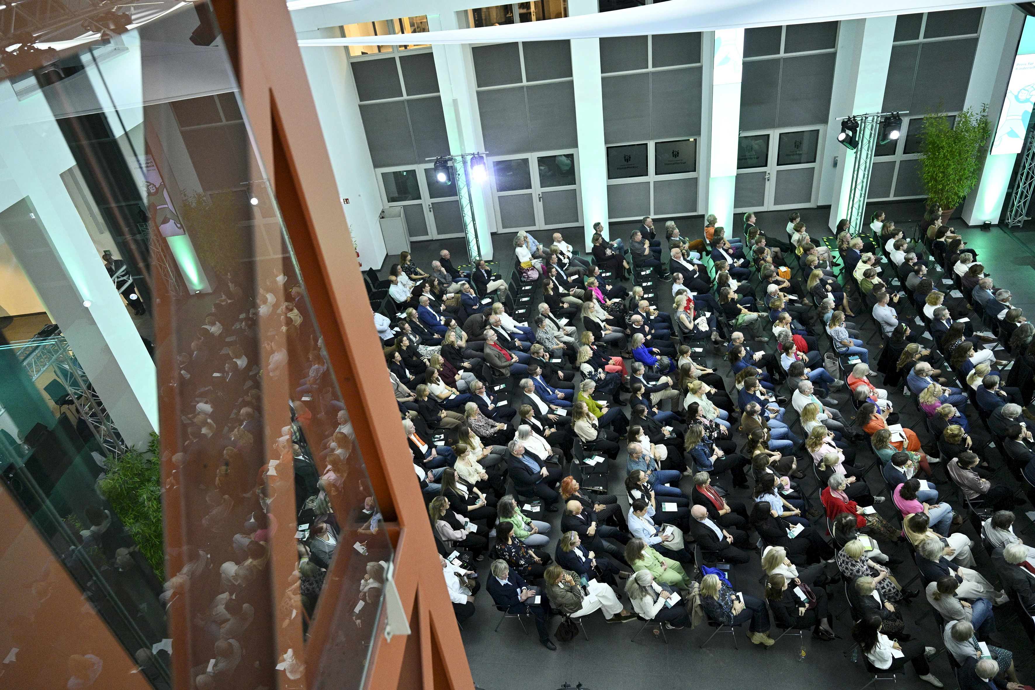 Das sehr gut besuchte Atrium bei der Preisverleihung.